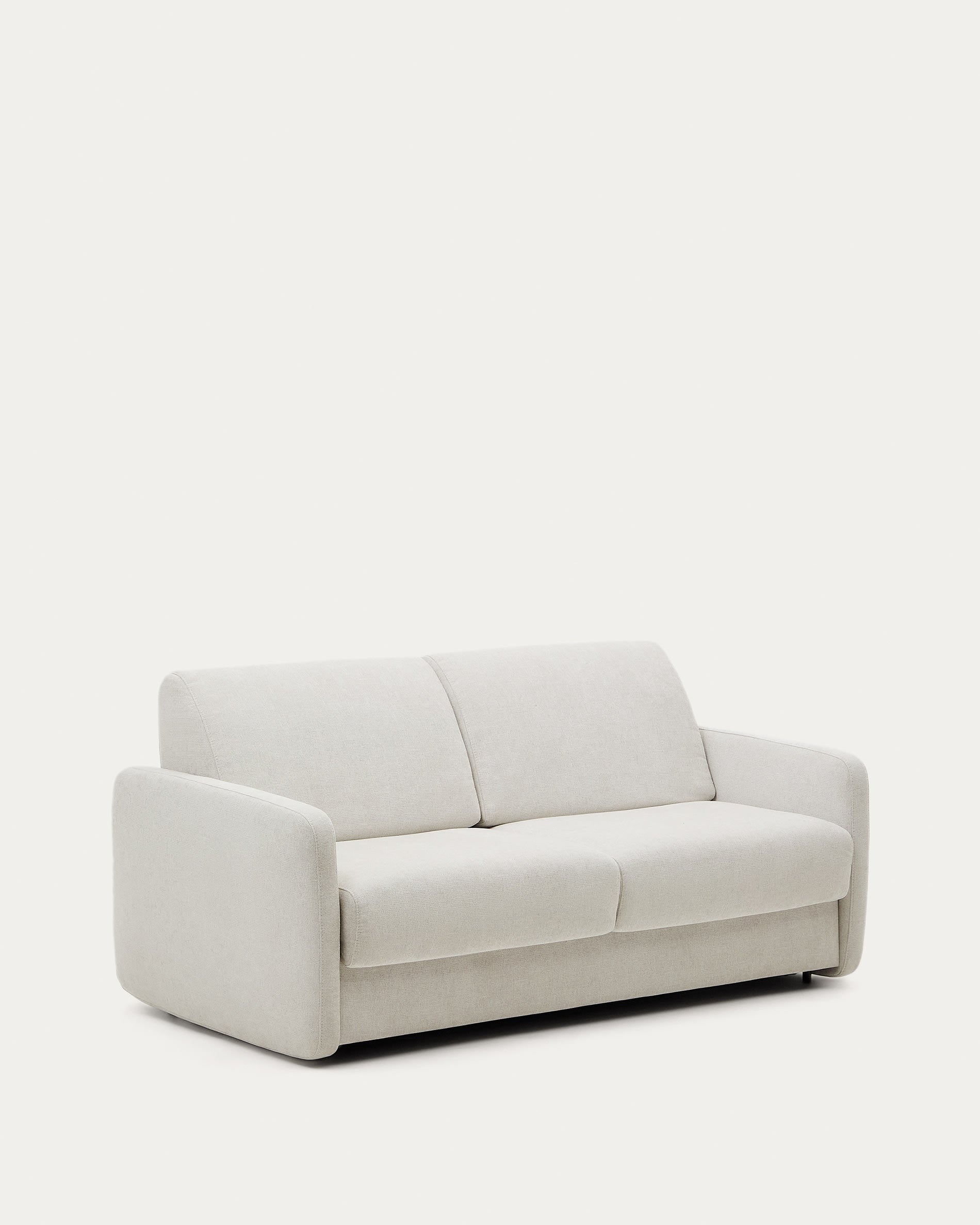 Das Nuala Schlafsofa in Perlweiss von Kave Home bietet stilvollen Komfort als 3-Sitzer mit 204 cm Breite und praktischer Schlaffunktion.