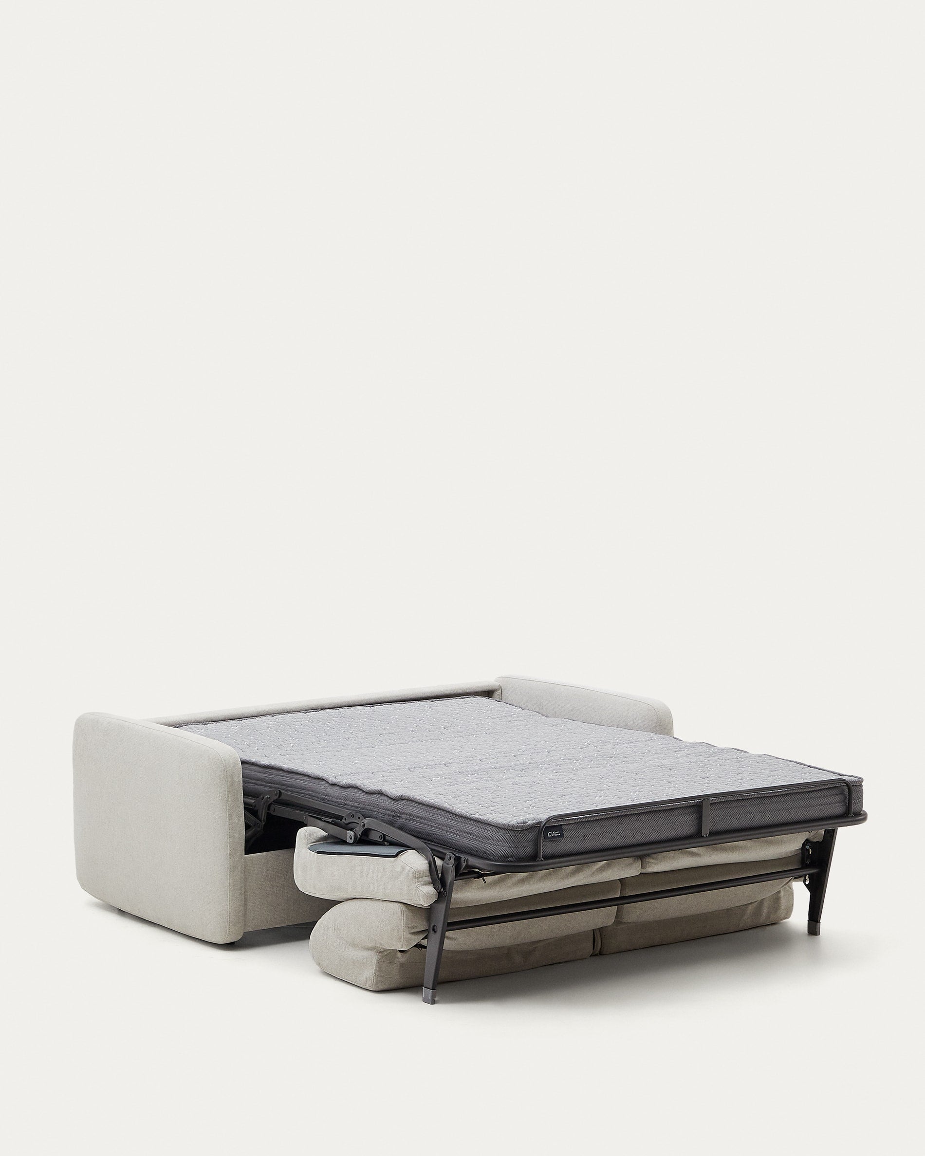 Das Nuala Schlafsofa von Kave Home in Perlweiss, 204 cm breit, vereint elegantes Design mit Funktionalität als 3-Sitzer und Schlafplatz.