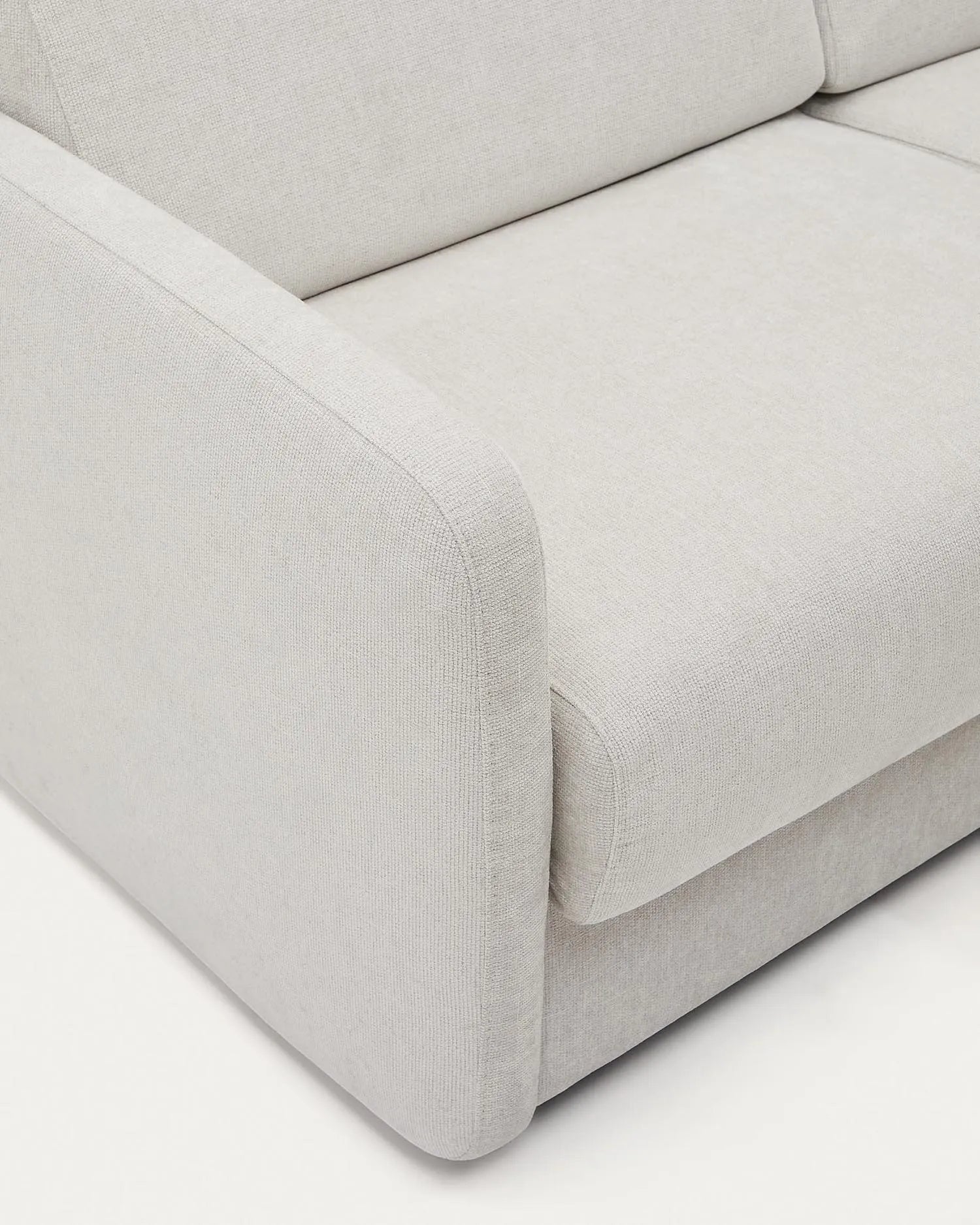 Elegantes 3-Sitzer Schlafsofa in Perlweiß mit viskoelastischer Matratze, ideal für stilvolle und komfortable Gästebewirtung.