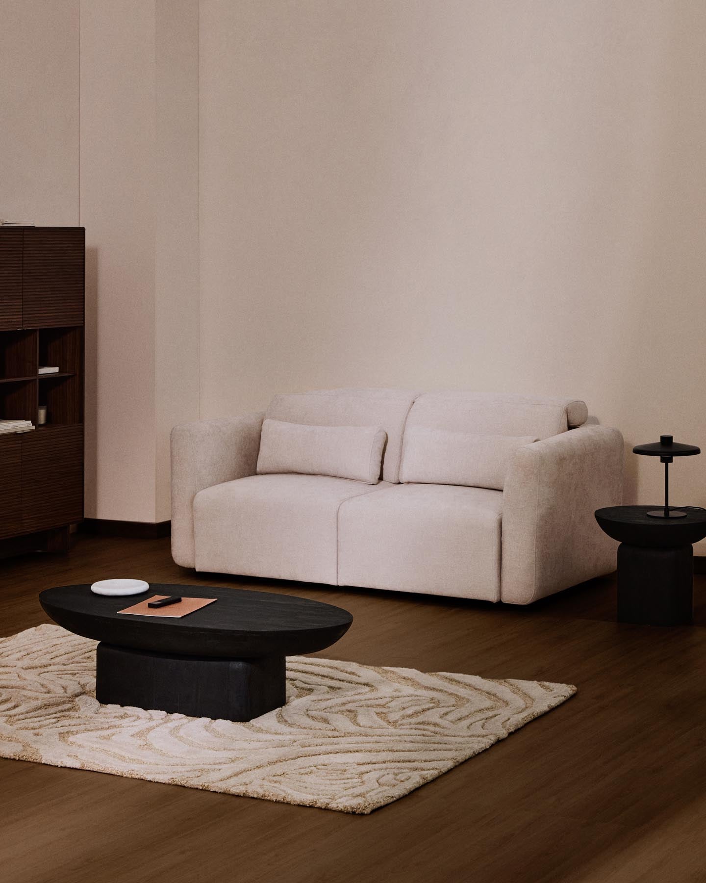 2-Sitzer-Sofa Lares mit elektrisch ausfahrbaren Sitzen und verstellbarer Kopfstütze in beiger Chenille, 180 cm in Beige präsentiert im Onlineshop von KAQTU Design AG. 2er Sofa ist von Kave Home