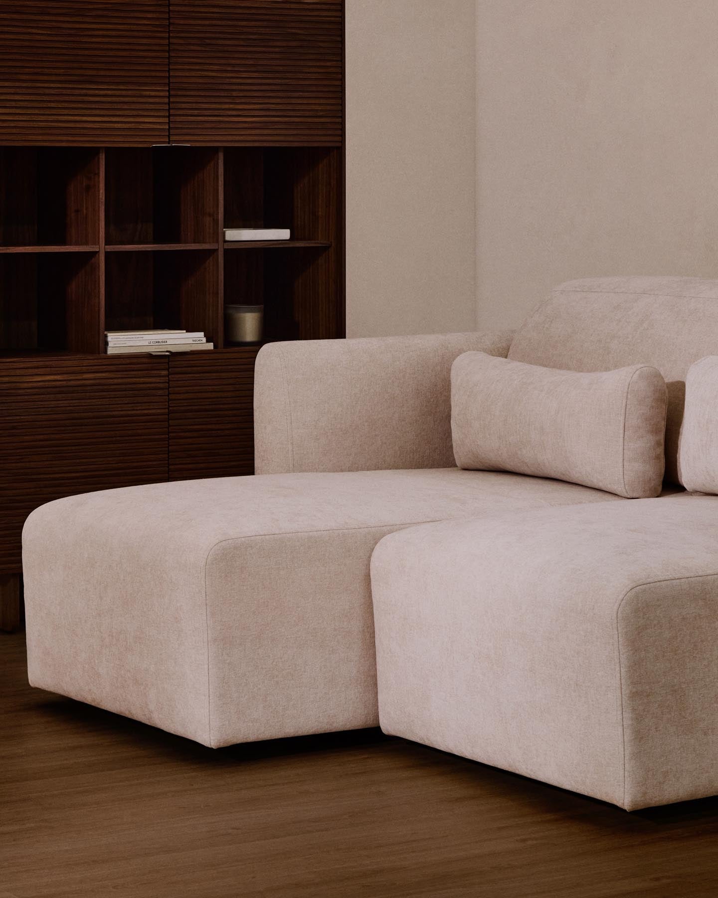2-Sitzer-Sofa Lares mit elektrisch ausfahrbaren Sitzen und verstellbarer Kopfstütze in beiger Chenille, 180 cm in Beige präsentiert im Onlineshop von KAQTU Design AG. 2er Sofa ist von Kave Home
