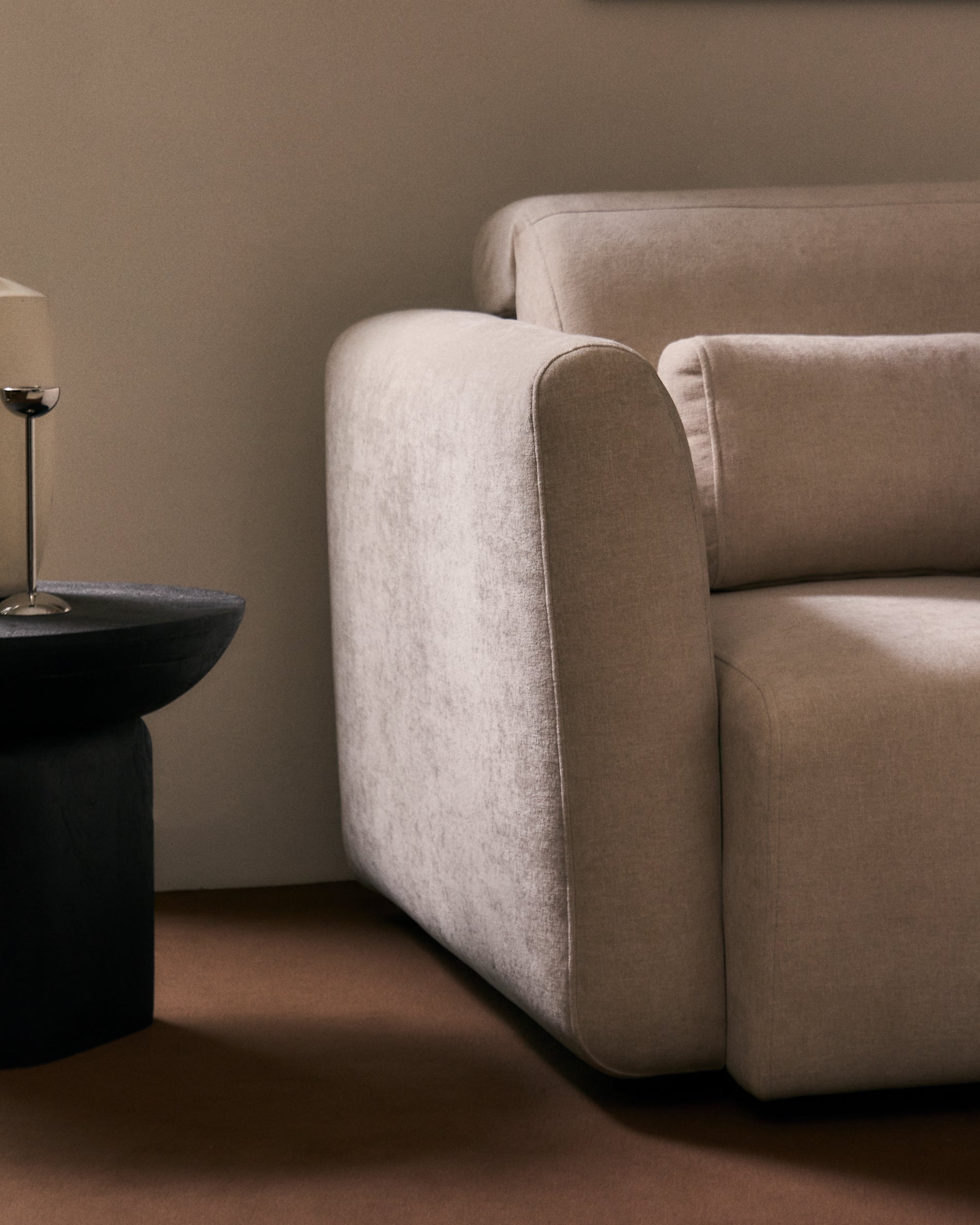 2-Sitzer-Sofa Lares mit elektrisch ausfahrbaren Sitzen und verstellbarer Kopfstütze in beiger Chenille, 150 cm in Beige präsentiert im Onlineshop von KAQTU Design AG. 2er Sofa ist von Kave Home