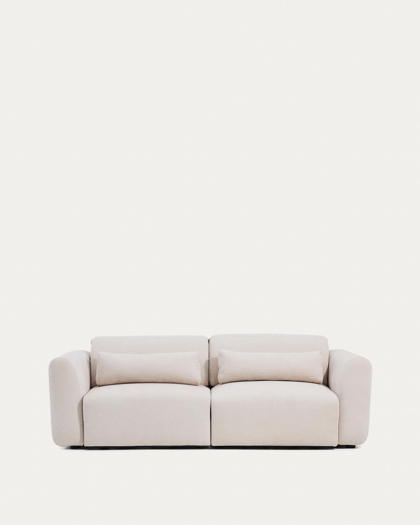 3-Sitzer-Sofa Lares mit elektrisch ausfahrbaren Sitzen und verstellbarer Kopfstütze in beiger Chenille, 240 cm in Beige präsentiert im Onlineshop von KAQTU Design AG. 3er Sofa ist von Kave Home