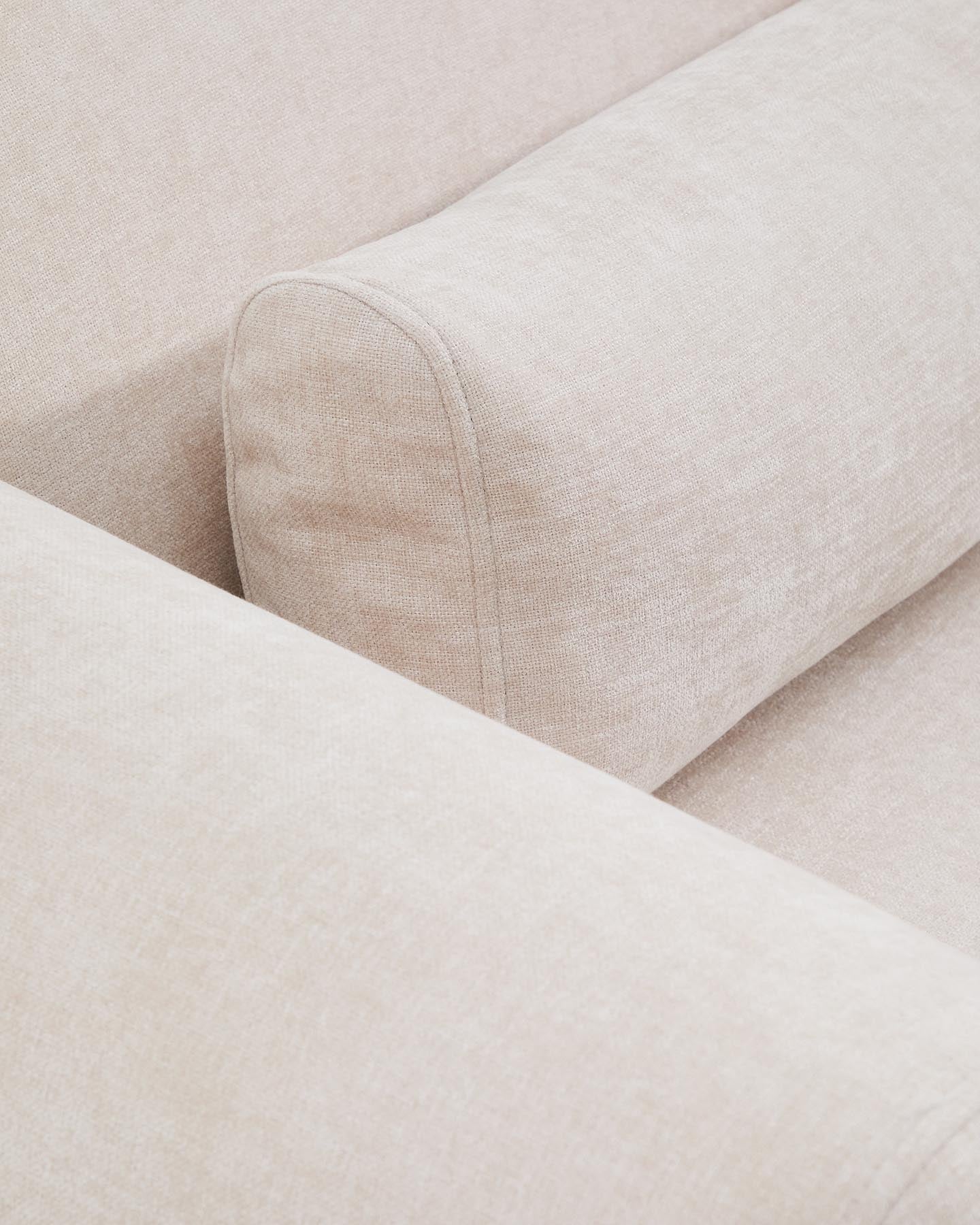 3-Sitzer-Sofa Lares mit elektrisch ausfahrbaren Sitzen und verstellbarer Kopfstütze in beiger Chenille, 240 cm in Beige präsentiert im Onlineshop von KAQTU Design AG. 3er Sofa ist von Kave Home