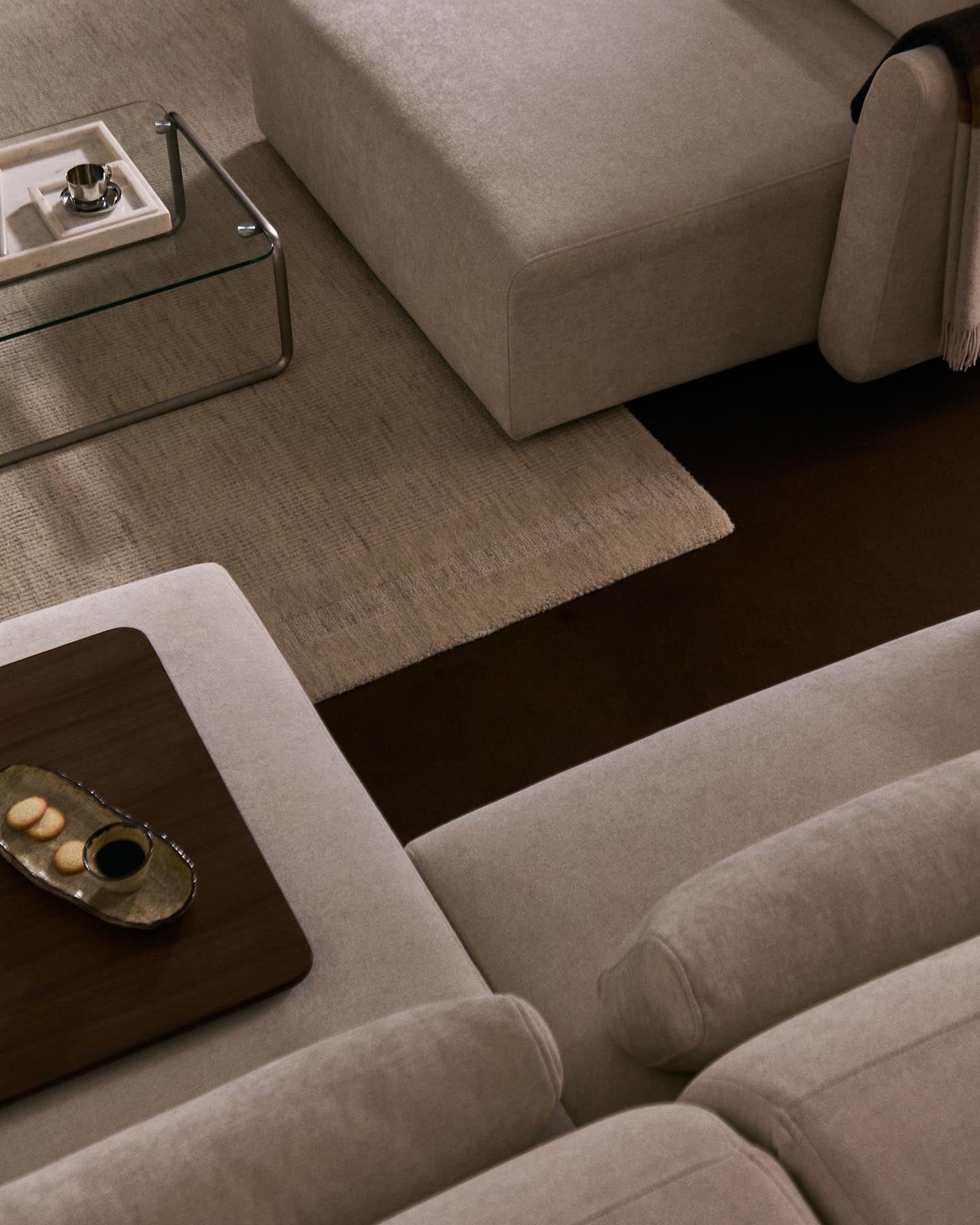 3-Sitzer-Sofa Lares mit elektrisch ausfahrbaren Sitzen und verstellbarer Kopfstütze in beiger Chenille, 240 cm in Beige präsentiert im Onlineshop von KAQTU Design AG. 3er Sofa ist von Kave Home