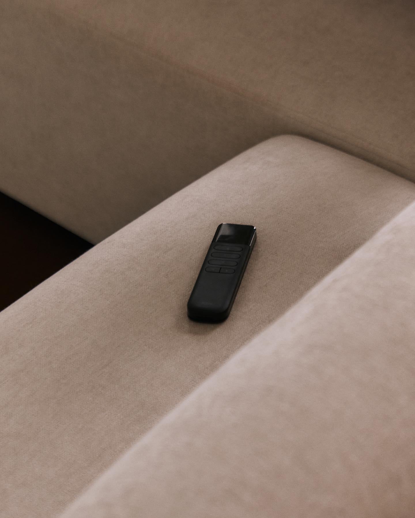 3-Sitzer-Sofa Lares mit elektrisch ausfahrbaren Sitzen und verstellbarer Kopfstütze in beiger Chenille, 240 cm in Beige präsentiert im Onlineshop von KAQTU Design AG. 3er Sofa ist von Kave Home