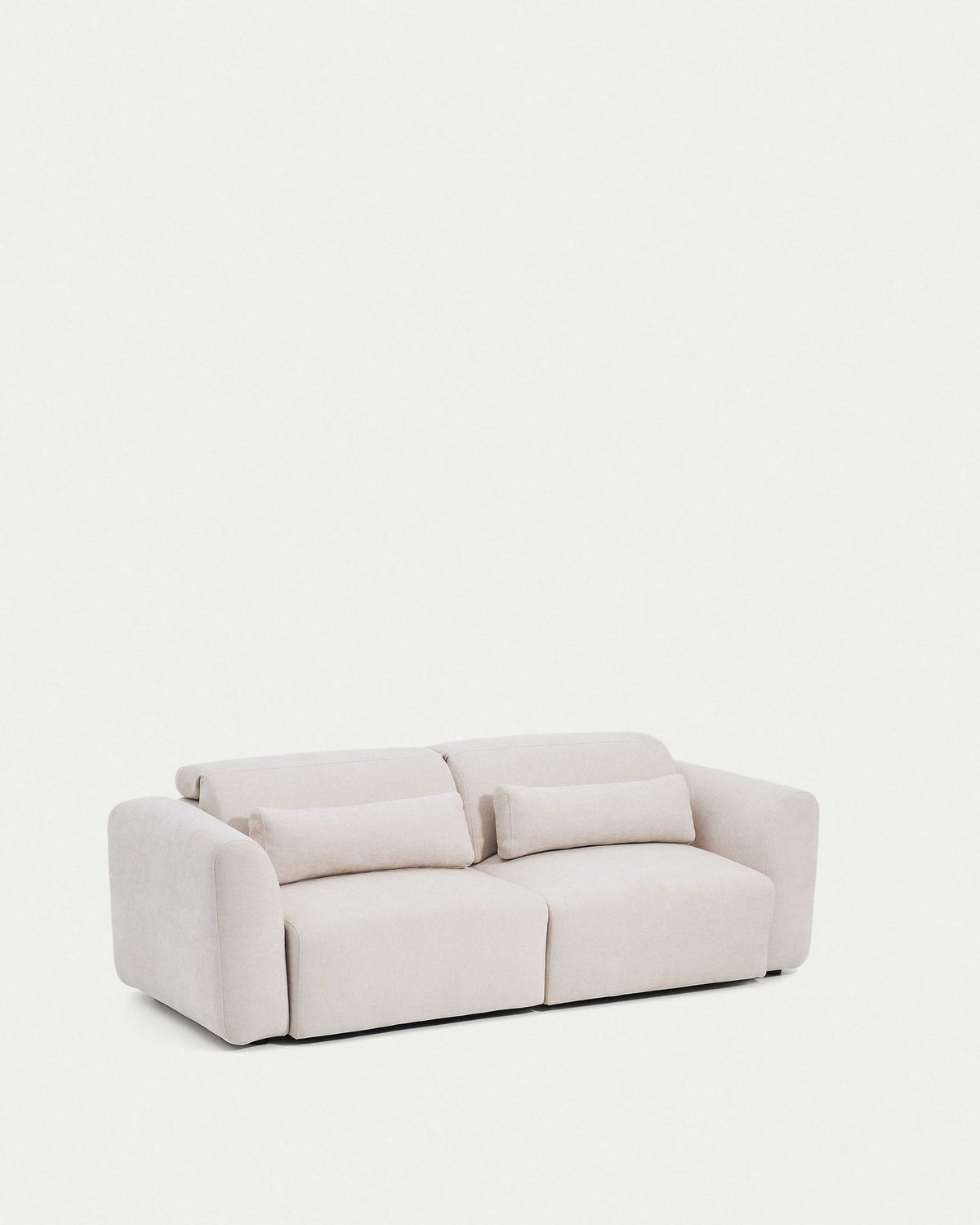 3-Sitzer-Sofa Lares mit elektrisch ausfahrbaren Sitzen und verstellbarer Kopfstütze in beiger Chenille, 240 cm in Beige präsentiert im Onlineshop von KAQTU Design AG. 3er Sofa ist von Kave Home
