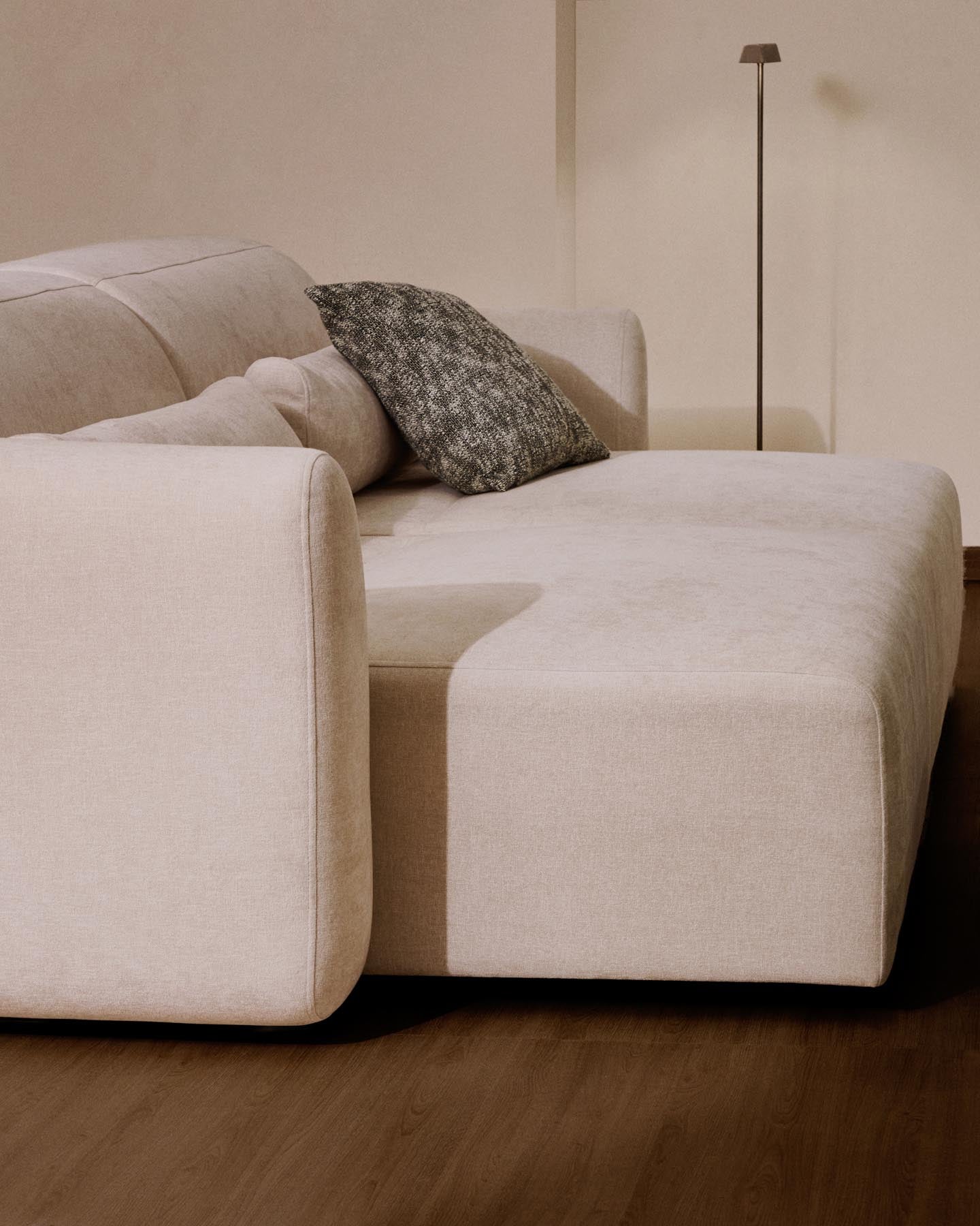 4-Sitzer-Sofa Lares mit elektrisch ausfahrbaren Sitzen und verstellbarer Kopfstütze in beiger Chenille, 290 cm in Beige präsentiert im Onlineshop von KAQTU Design AG. 4er Sofa ist von Kave Home