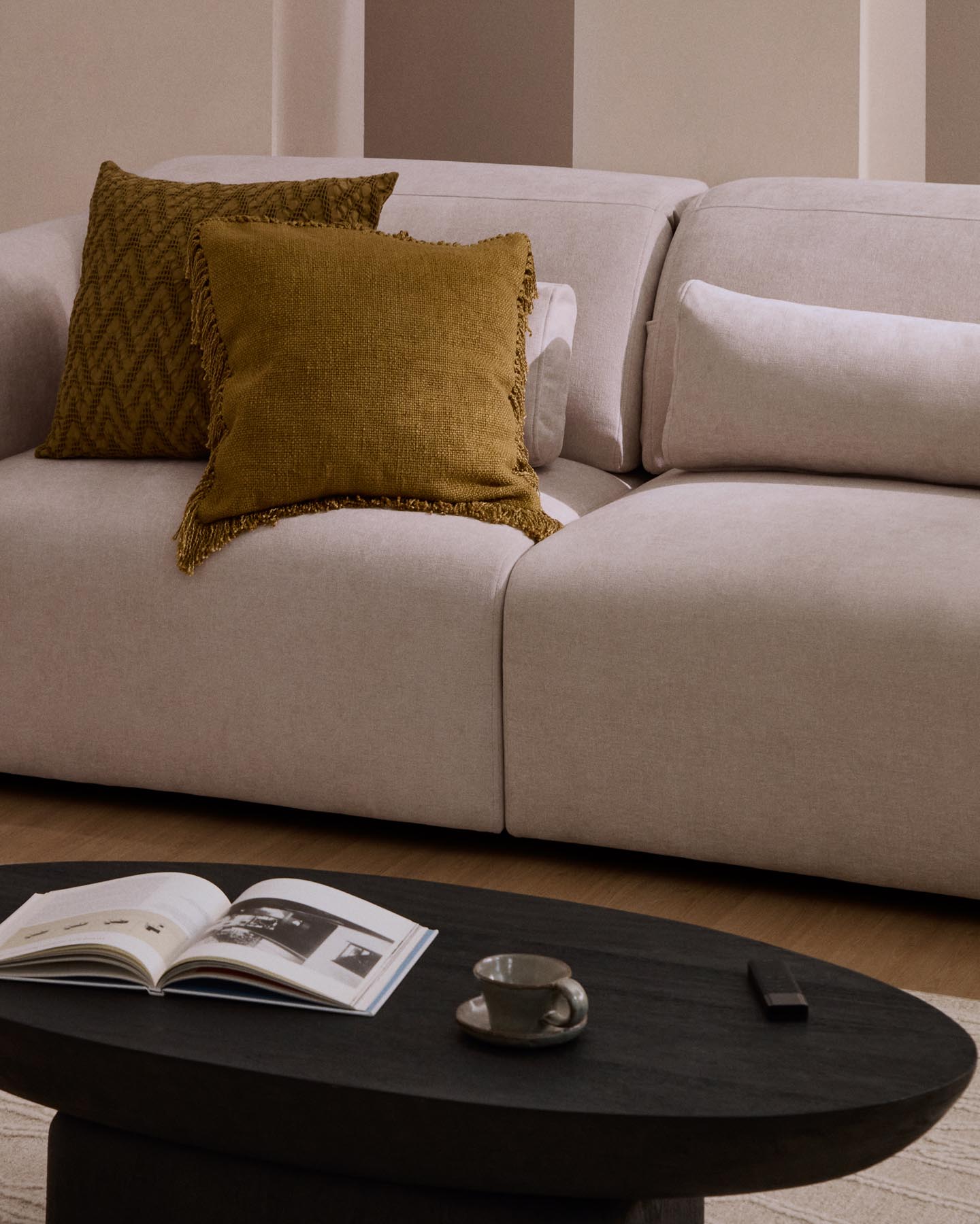 5-Sitzer-Sofa Lares mit elektrisch ausfahrbaren Sitzen und verstellbarer Kopfstütze in beiger Chenille, 335 cm in Beige präsentiert im Onlineshop von KAQTU Design AG. 5er Sofa ist von Kave Home