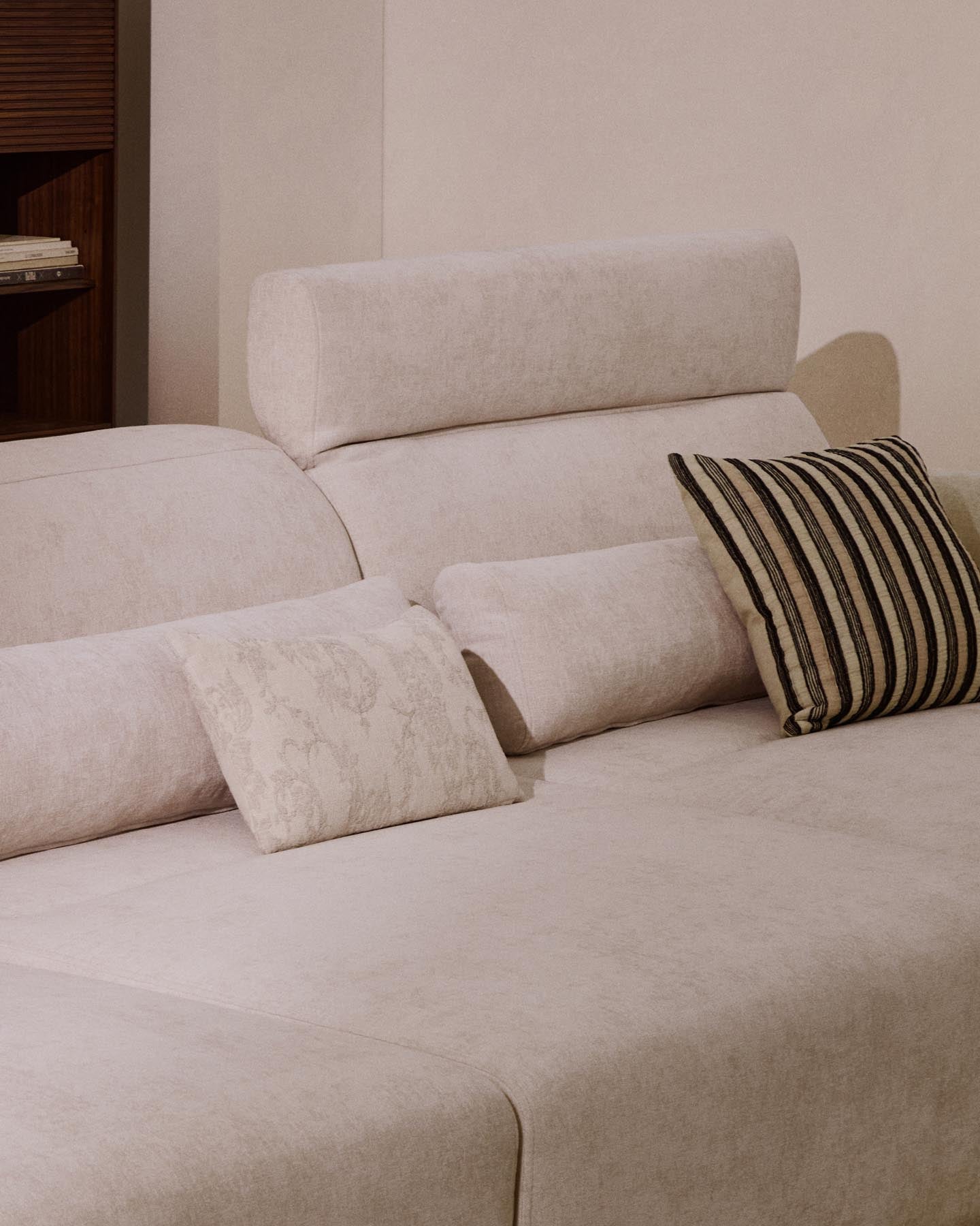 6-Sitzer-Sofa Lares mit elektrisch ausfahrbaren Sitzen und verstellbarer Kopfstütze in beiger Chenille, 410 cm in Beige präsentiert im Onlineshop von KAQTU Design AG. 5er Sofa ist von Kave Home