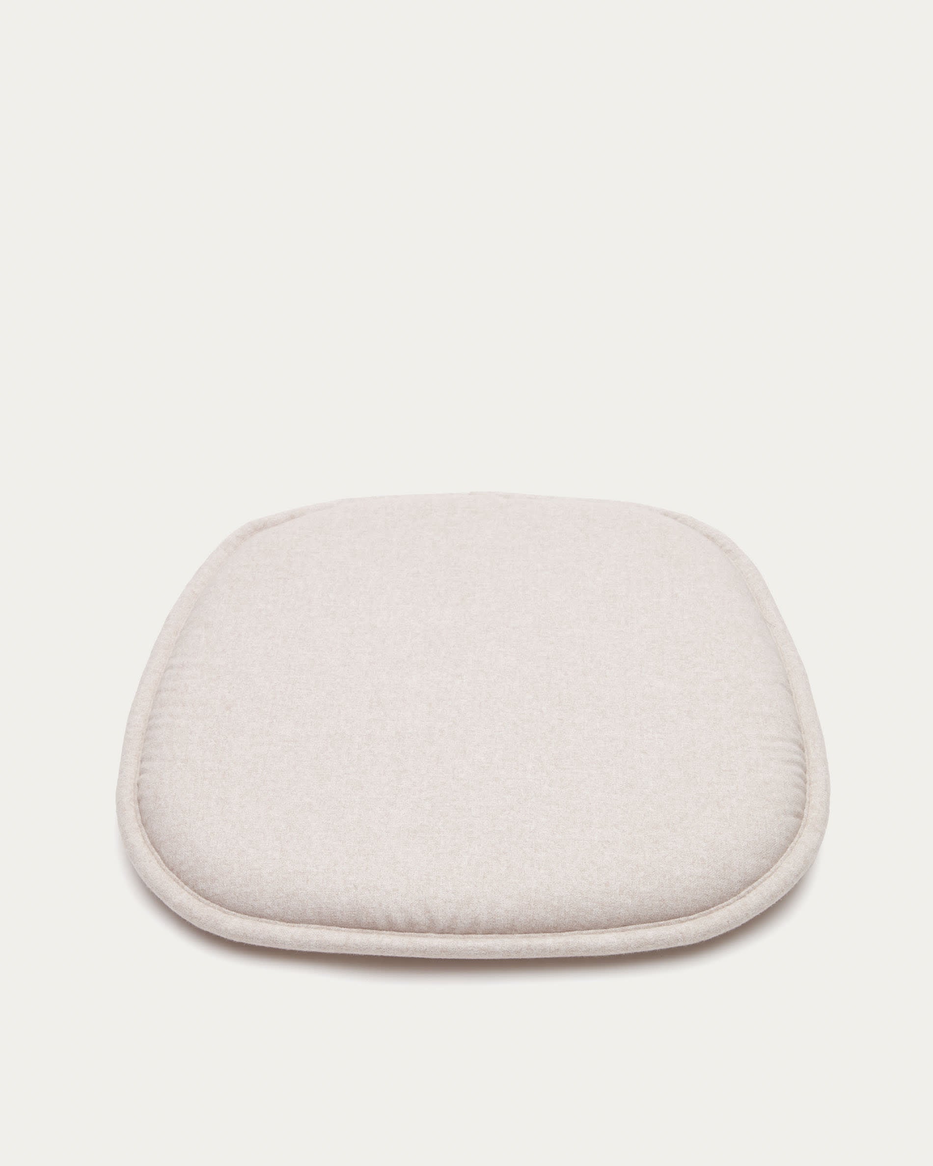Entdecken Sie das Kissen für Stuhl Romane in Beige (43 x 43 cm) von Kave Home. Hochwertig, fleckabweisend und komfortabel – ideal für Ihr Zuhause!