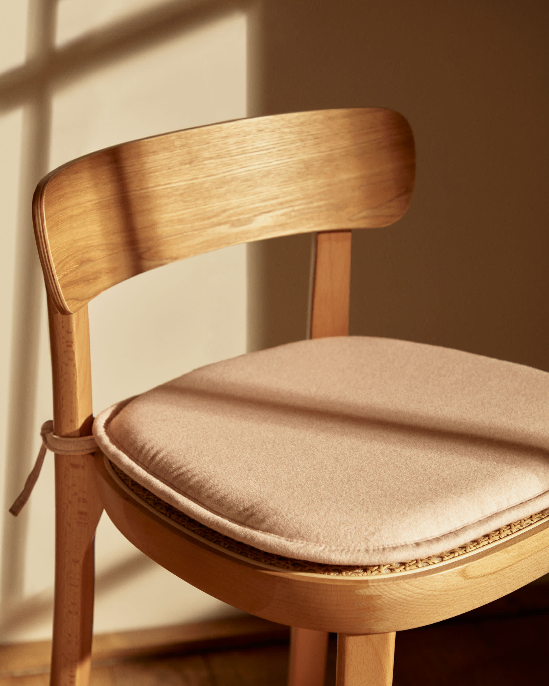 Verleihen Sie Ihrem Essbereich mit dem Kissen für Stuhl Romane in Beige (43 x 43 cm) von Kave Home Stil und Komfort. Fleckabweisend und vielseitig einsetzbar!