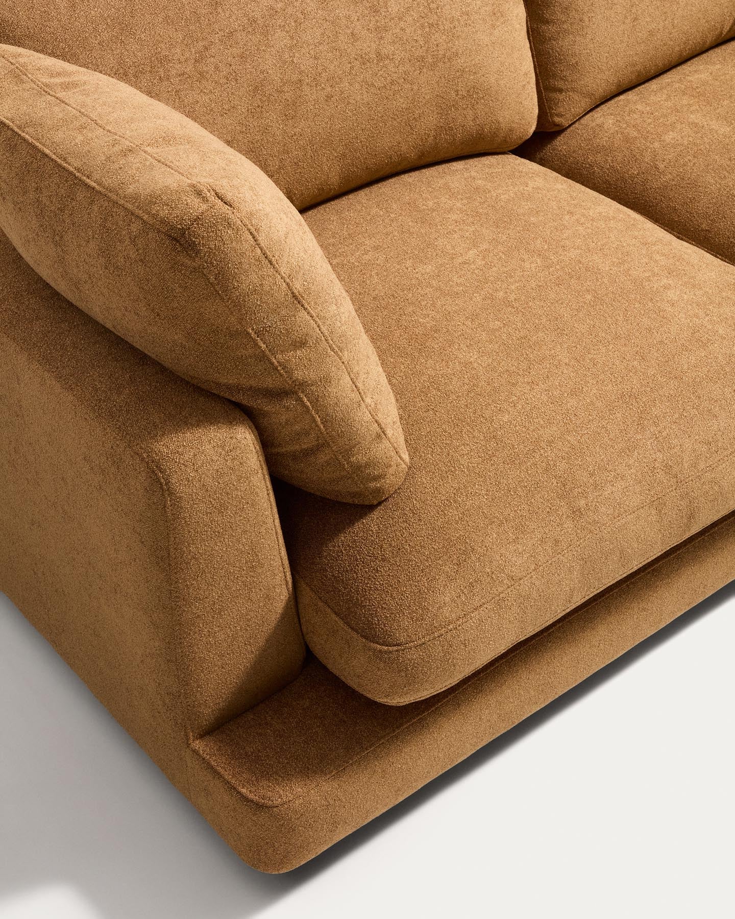 4-Sitzer-Sofa Gala aus senfgelbem Microbouclé, FSC Mix Credit, 300 cm in Senfgelb präsentiert im Onlineshop von KAQTU Design AG. 4er Sofa ist von Kave Home