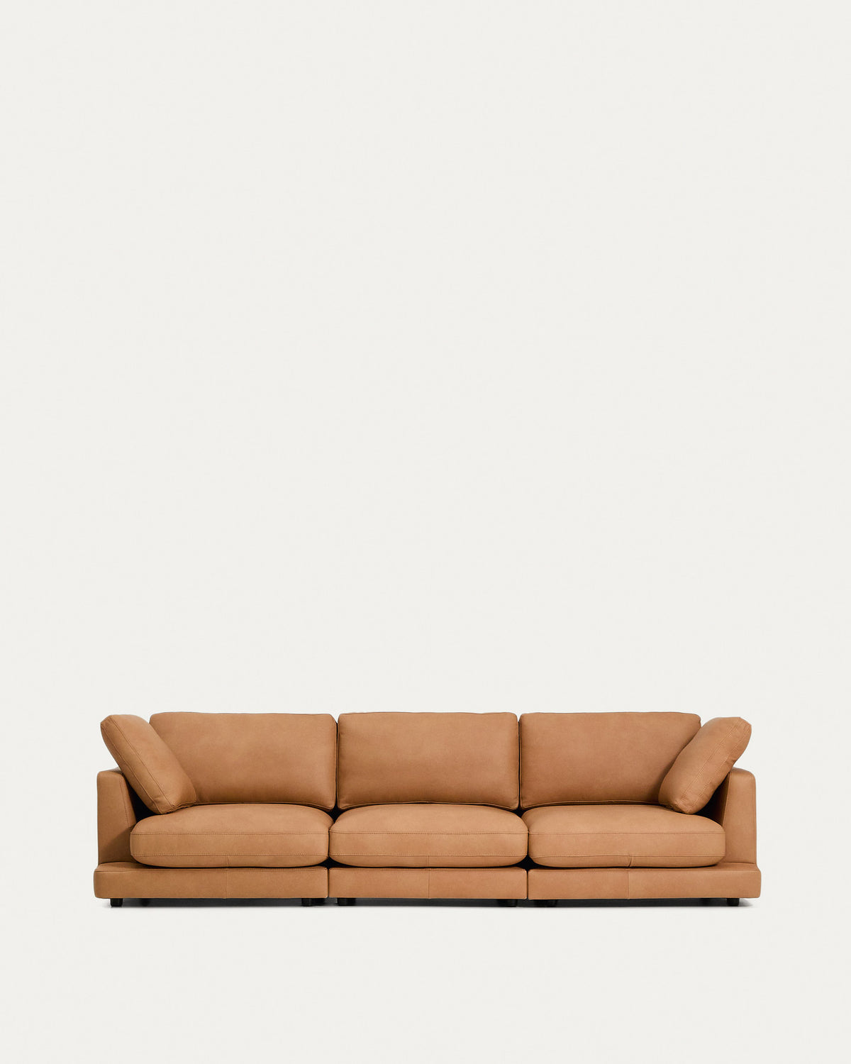 4-Sitzer Gala in braunem Leder, 300 cm in Braun präsentiert im Onlineshop von KAQTU Design AG. 4er Sofa ist von Kave Home