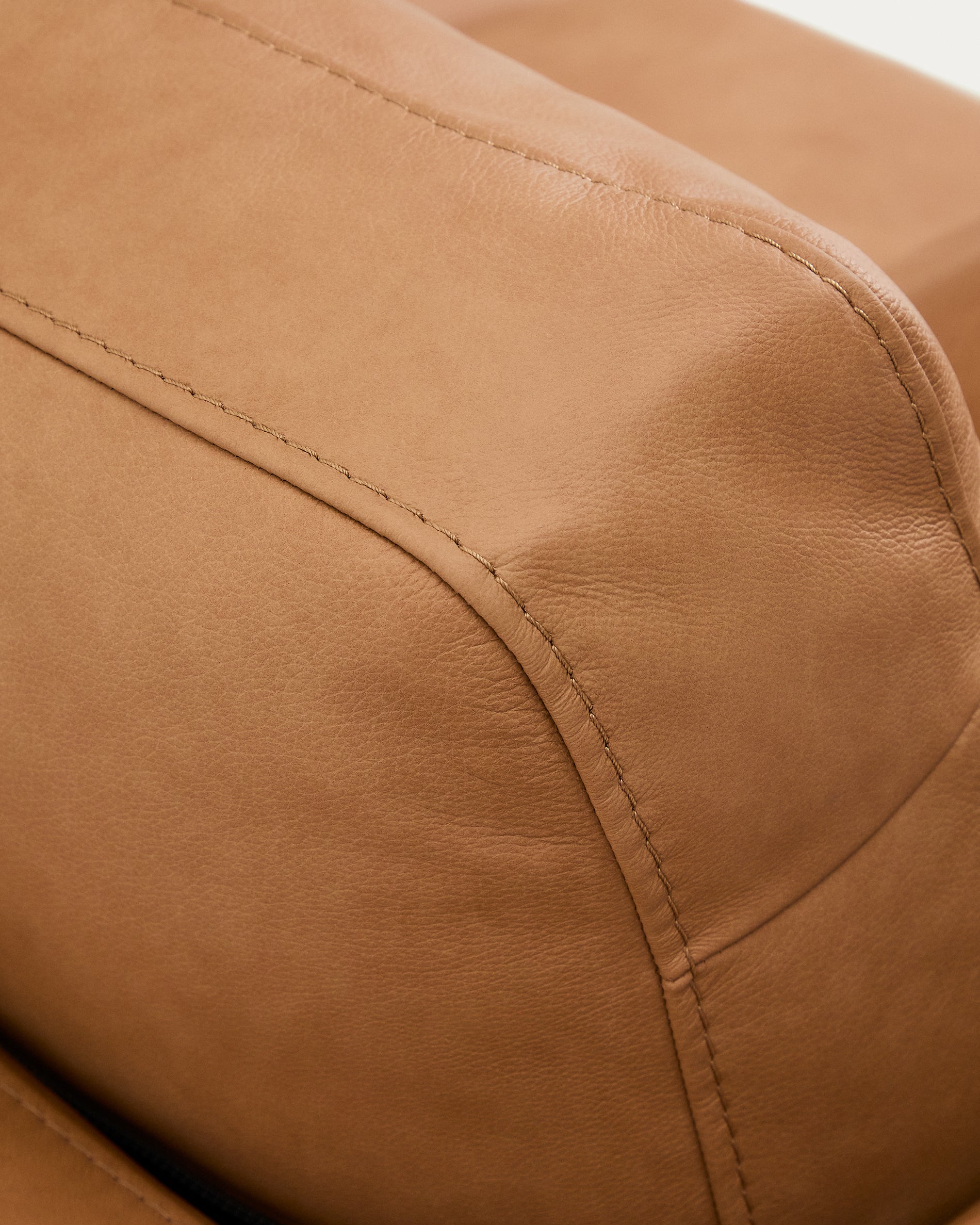 4-Sitzer Gala in braunem Leder, 300 cm in Braun präsentiert im Onlineshop von KAQTU Design AG. 4er Sofa ist von Kave Home