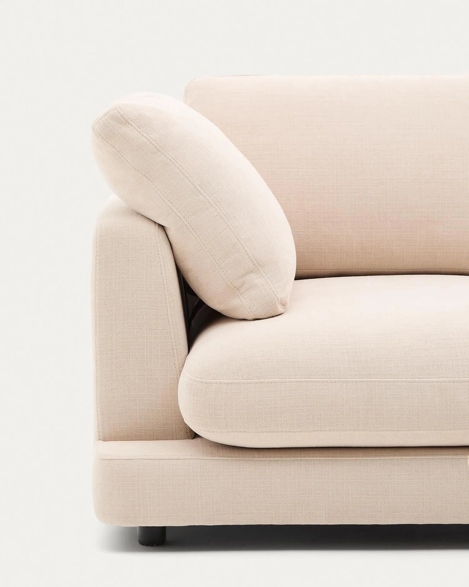 Modernes 4-Sitzer-Sofa aus beigem Chenille, 300 cm breit, mit FSC-Mix-Zertifizierung, perfekt für stilvolles Wohnen.