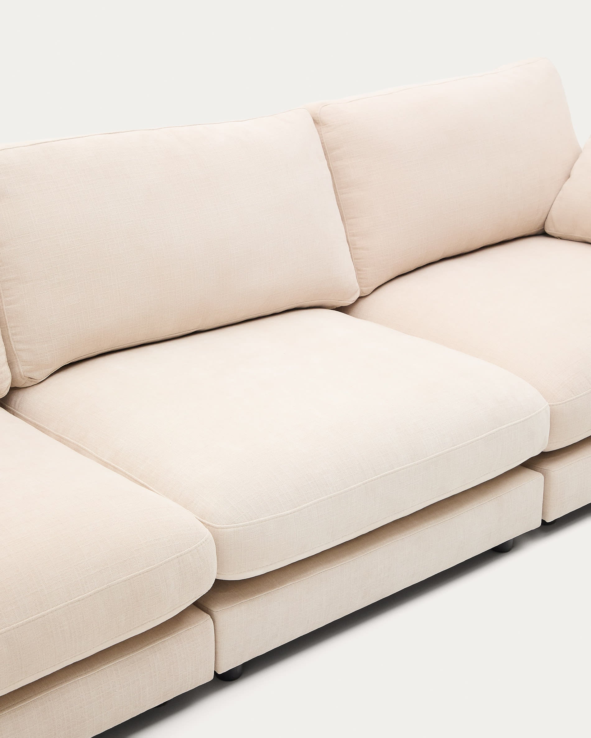 Elegantes 4-Sitzer-Sofa in Beige, aus weichem Chenille, 300 cm breit, FSC-zertifiziert, für stilvollen Komfort.