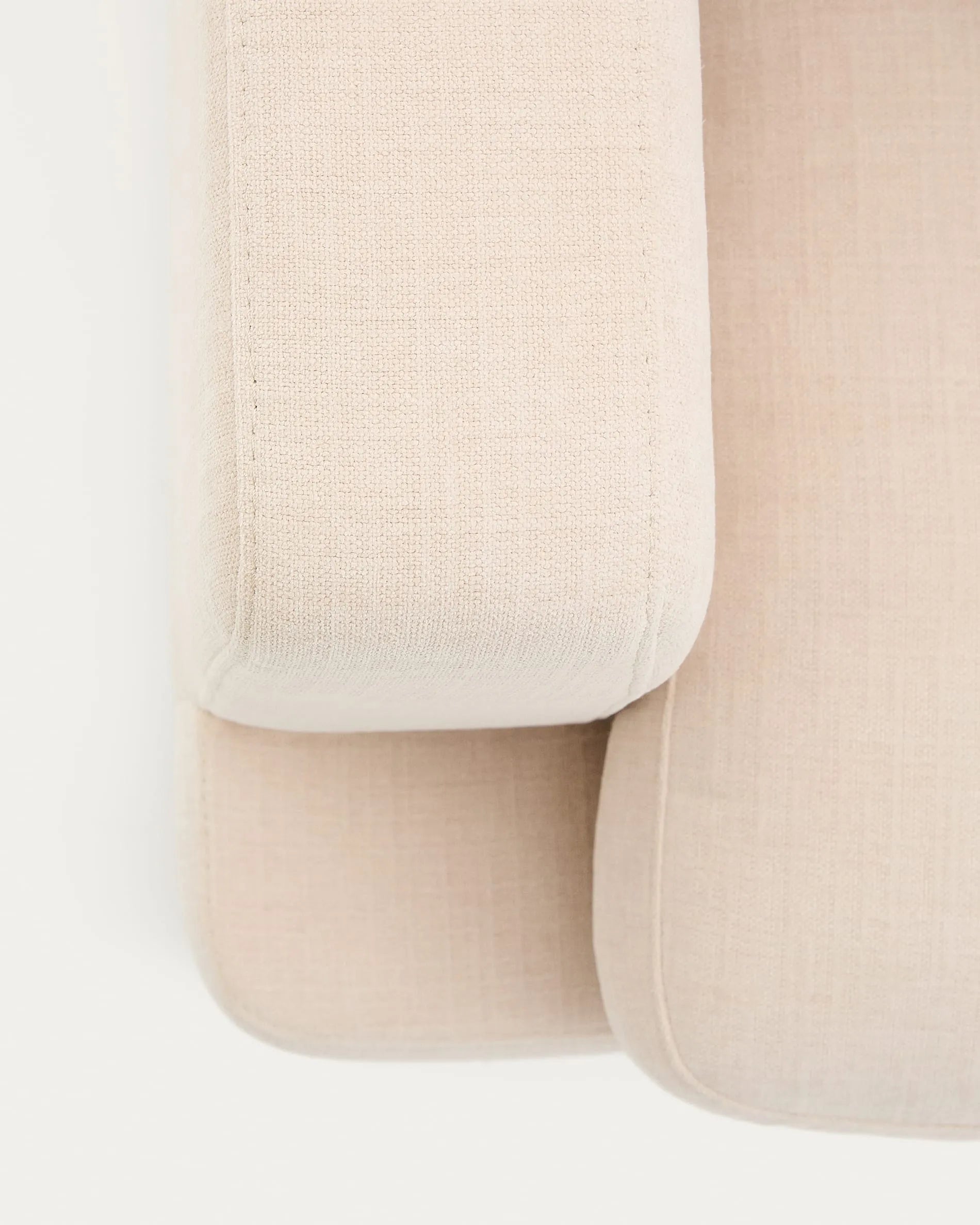 Elegantes 4-Sitzer-Sofa aus beigem Chenille, 300 cm breit, FSC-zertifiziert, ideal für stilvollen und nachhaltigen Komfort.