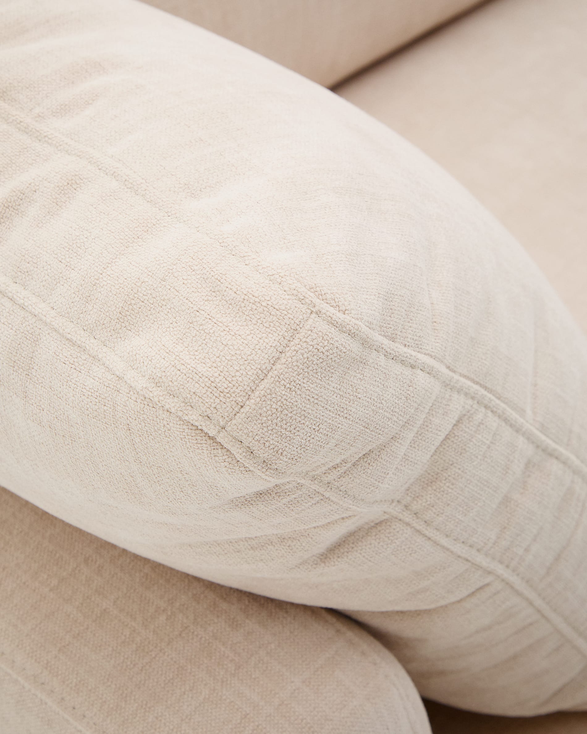 Entdecken Sie das Gala 4-Sitzer-Sofa in Beige von Kave Home: 300 cm Komfort, stilvolles Design und nachhaltige Materialien für Ihr Wohnzimmer.