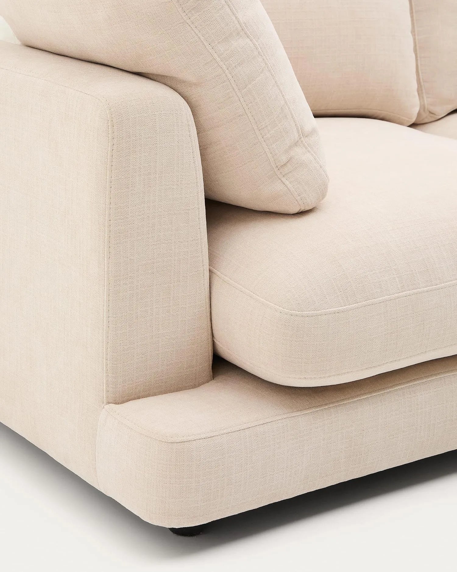 Modernes 4-Sitzer-Sofa aus beigem Chenille, 300 cm breit, FSC-zertifiziert, bietet Komfort und nachhaltiges Design.