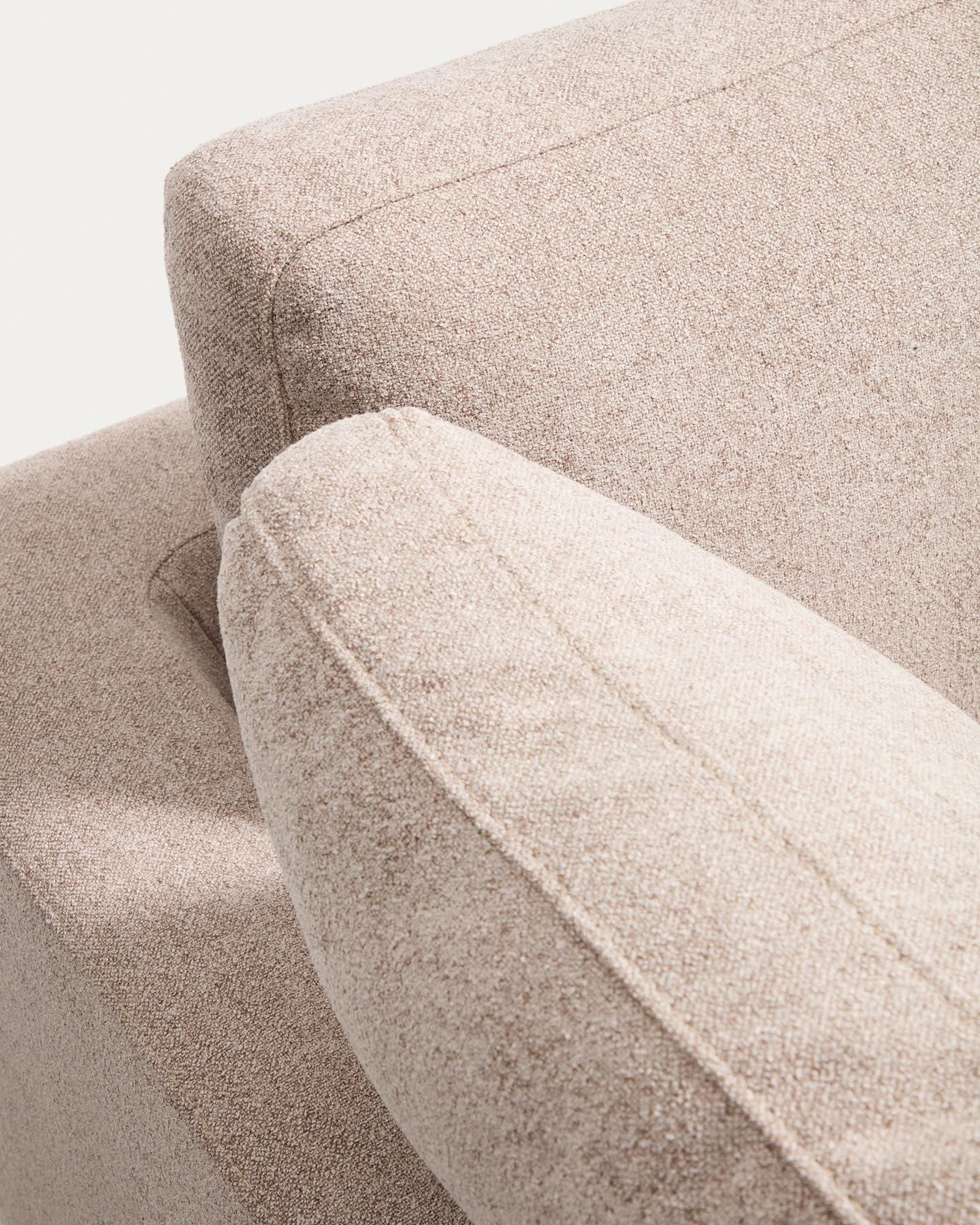 6-Sitzer-Ecksofa Gala aus beigem Microbouclé, FSC Mix Credit, 300 x 300 cm in Beige präsentiert im Onlineshop von KAQTU Design AG. Ecksofa ist von Kave Home