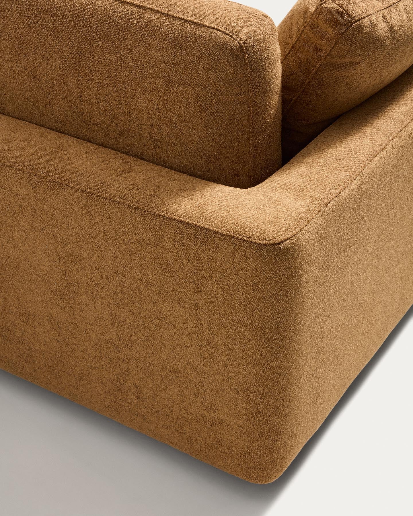 6-Sitzer-Ecksofa Gala aus senfgelbem Microbouclé, FSC Mix Credit, 300 x 300 cm in Senfgelb präsentiert im Onlineshop von KAQTU Design AG. Ecksofa ist von Kave Home