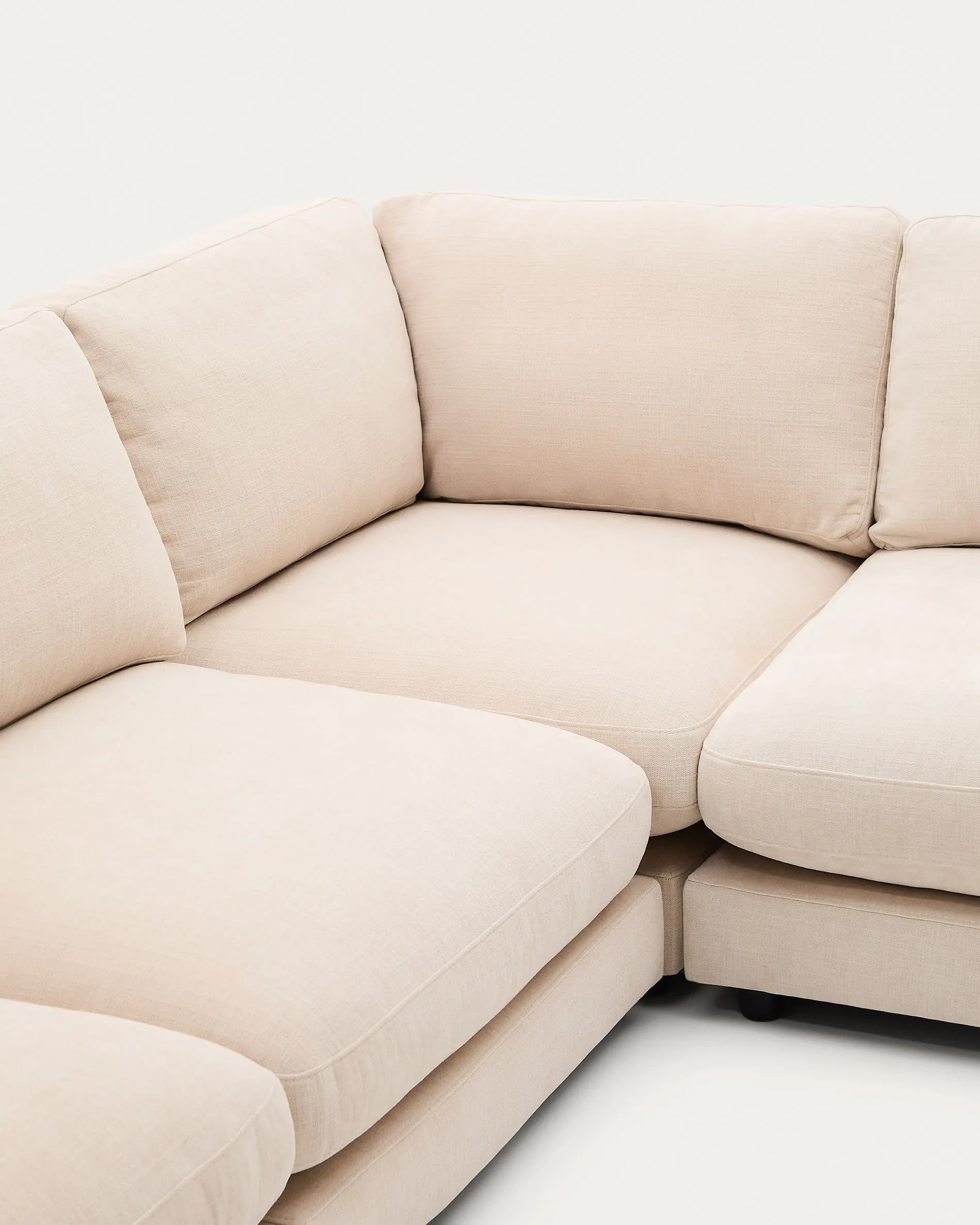 Elegantes 6-Sitzer Ecksofa aus beigem Chenille, 300x300 cm, mit luxuriösem Komfort und abnehmbaren Kissen.