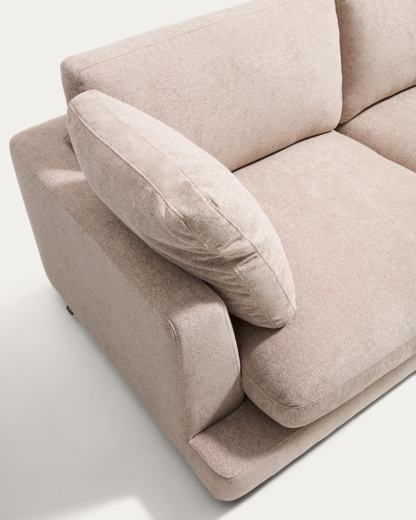 6-Sitzer-Sofa Gala aus beigem Microbouclé, FSC Mix Credit, 390 cm in Beige präsentiert im Onlineshop von KAQTU Design AG. 5er Sofa ist von Kave Home