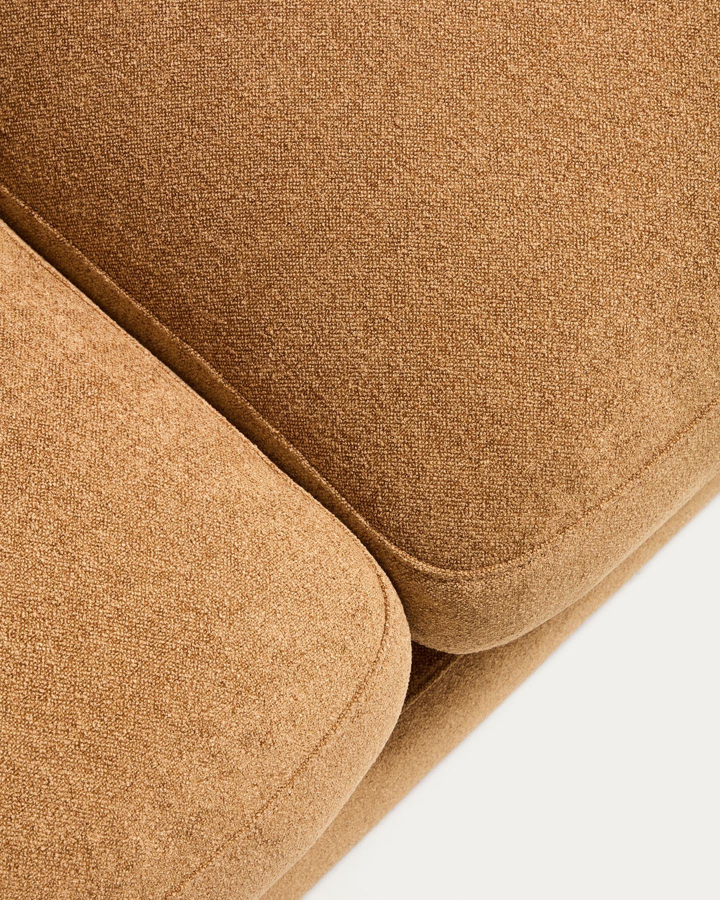 6-Sitzer-Sofa Gala aus senfgelbem Microbouclé, FSC Mix Credit, 390 cm in Beige präsentiert im Onlineshop von KAQTU Design AG. 5er Sofa ist von Kave Home