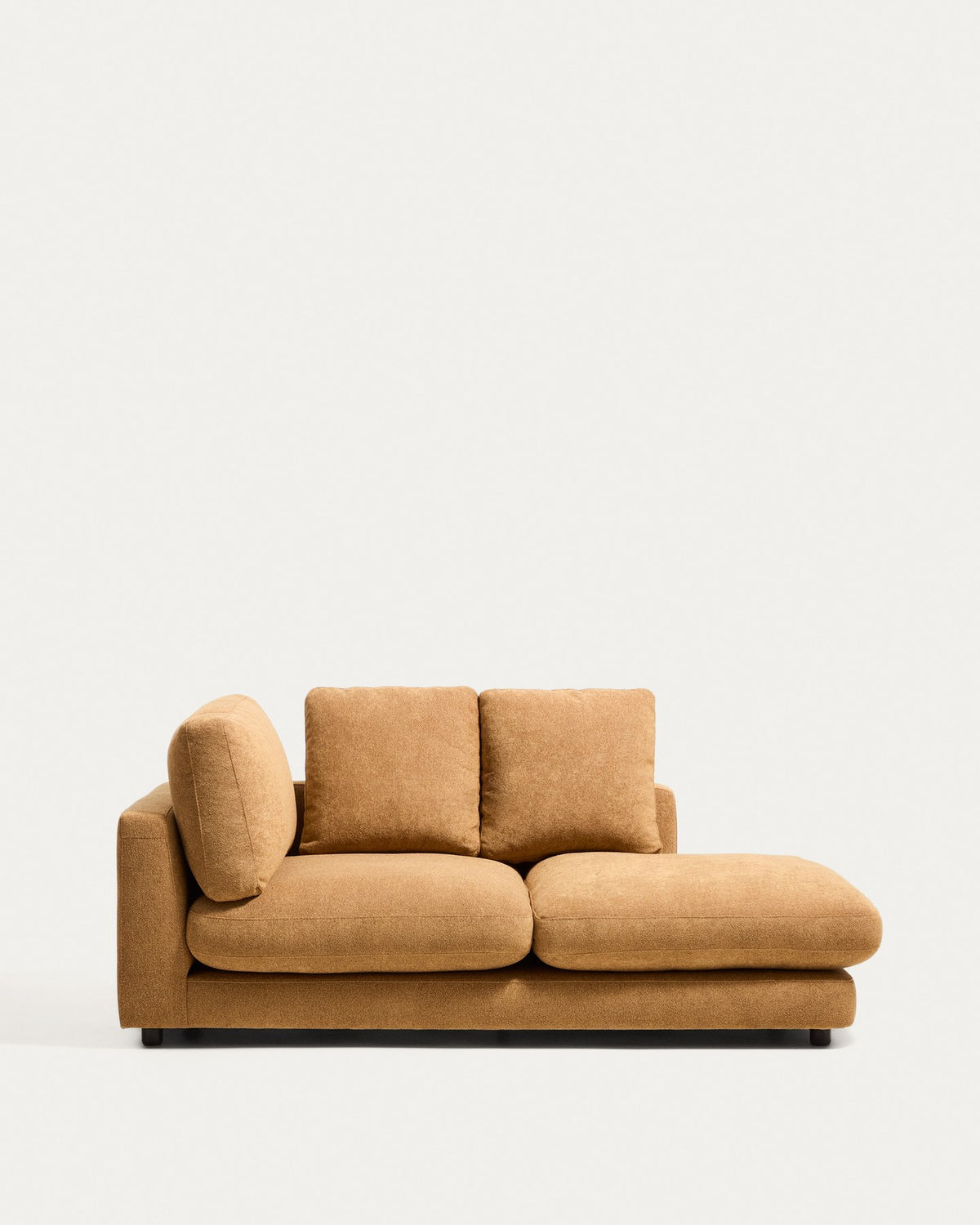 Chaiselongue-Modul rechts Gala von Kave Home in Senfgelb, Microbouclé-Bezug mit 3D-Struktur, schwarze Kunststoffbeine, gepolsterte Sitzfläche.