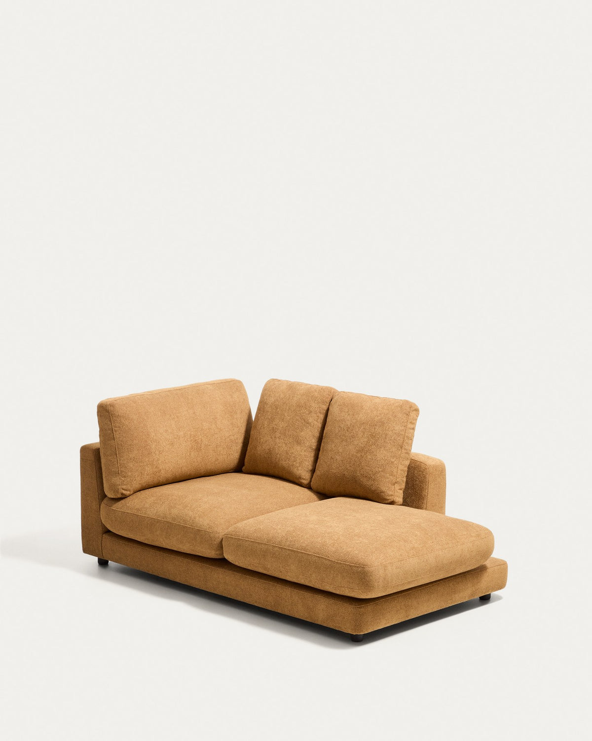 Chaiselongue-Modul rechts Gala von Kave Home in Senfgelb, Microbouclé-Bezug mit 3D-Struktur, schwarze Kunststoffbeine, gepolsterte Sitzfläche.