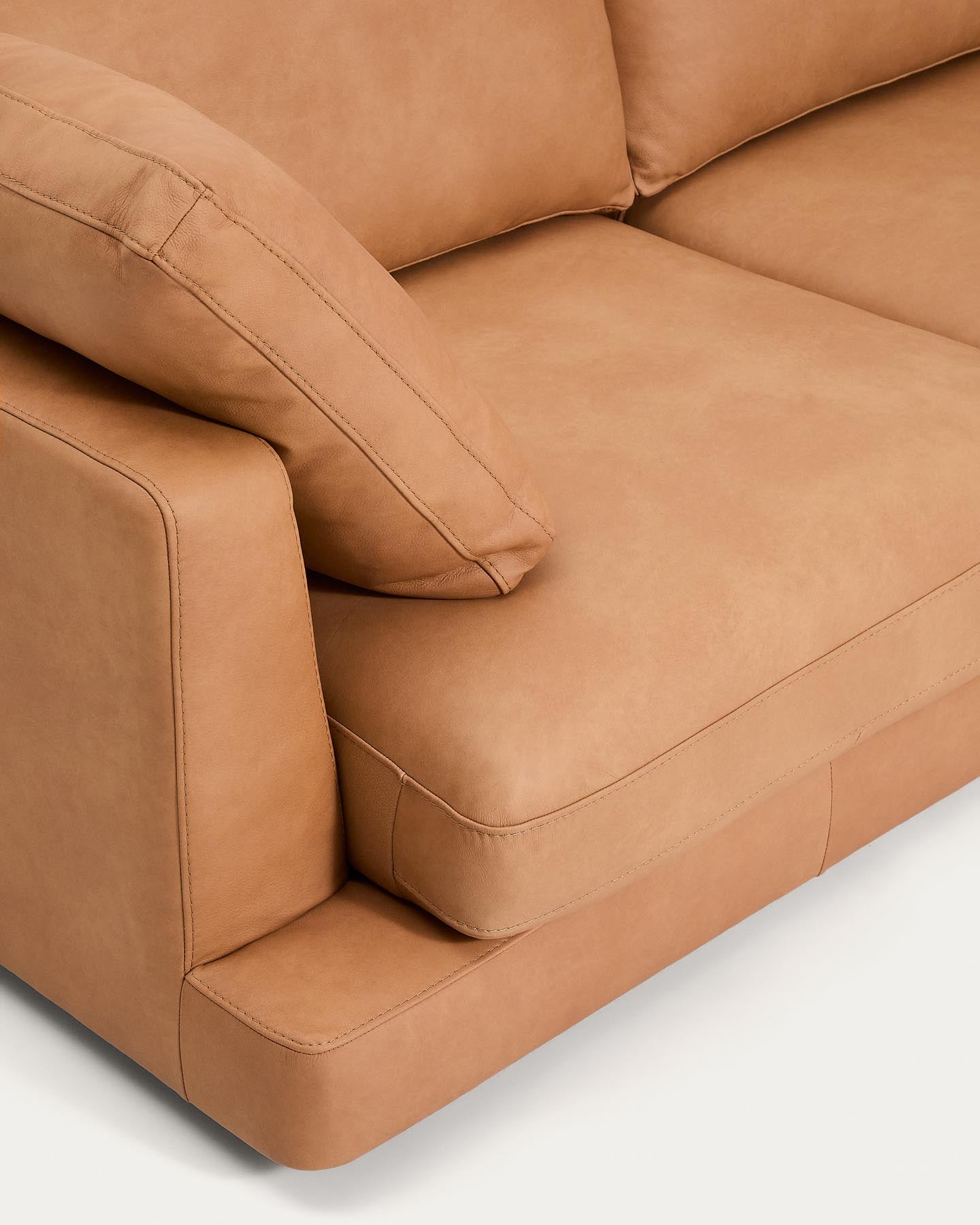 Stilvolles 3-Sitzer-Sofa Gala in edlem braunem Leder, 210 cm, perfekt für moderne Wohnkonzepte und gemütliche Abende.