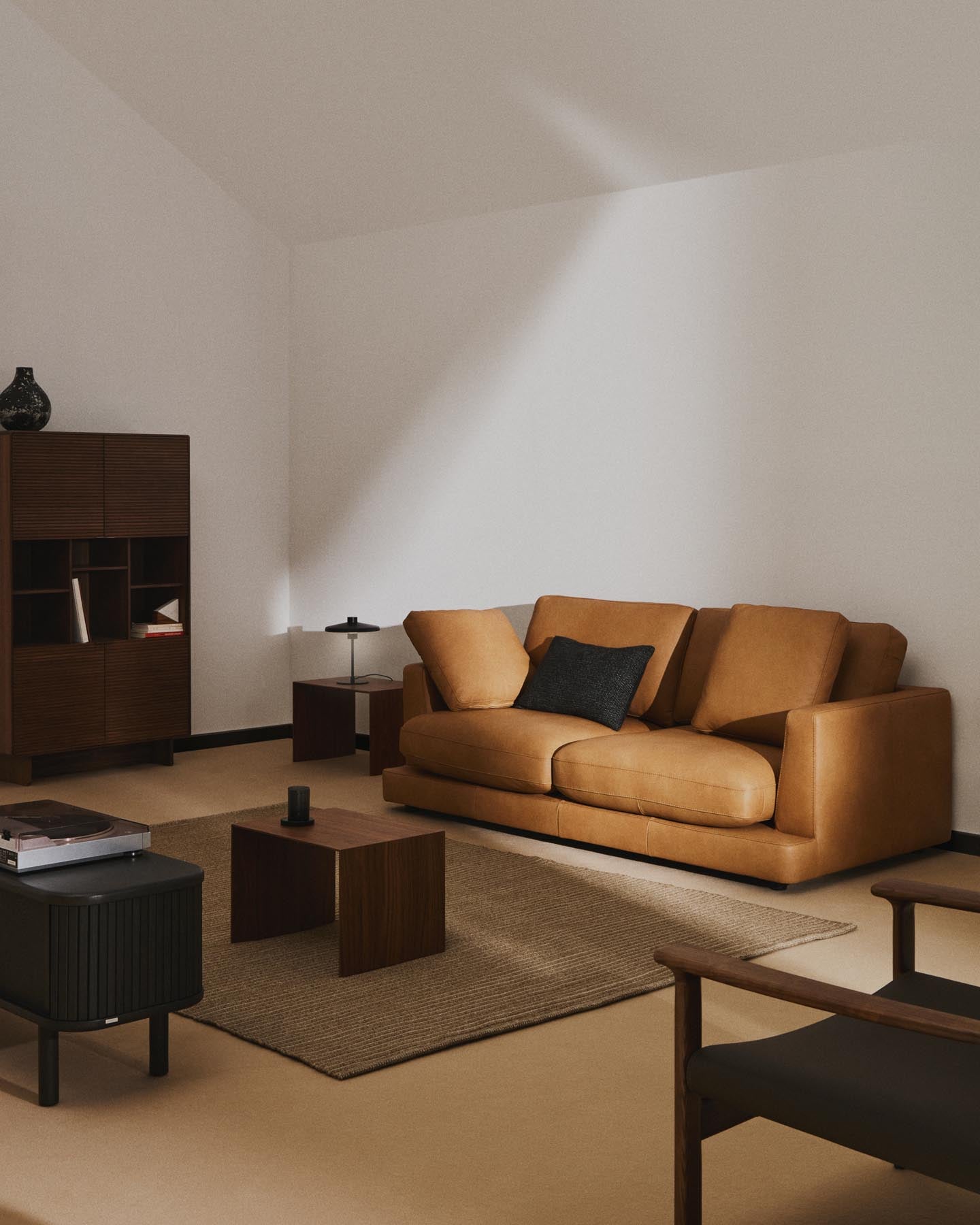 Elegantes 3-Sitzer-Sofa Gala aus hochwertigem braunem Leder, 210 cm, ideal für stilvolle Wohnräume.