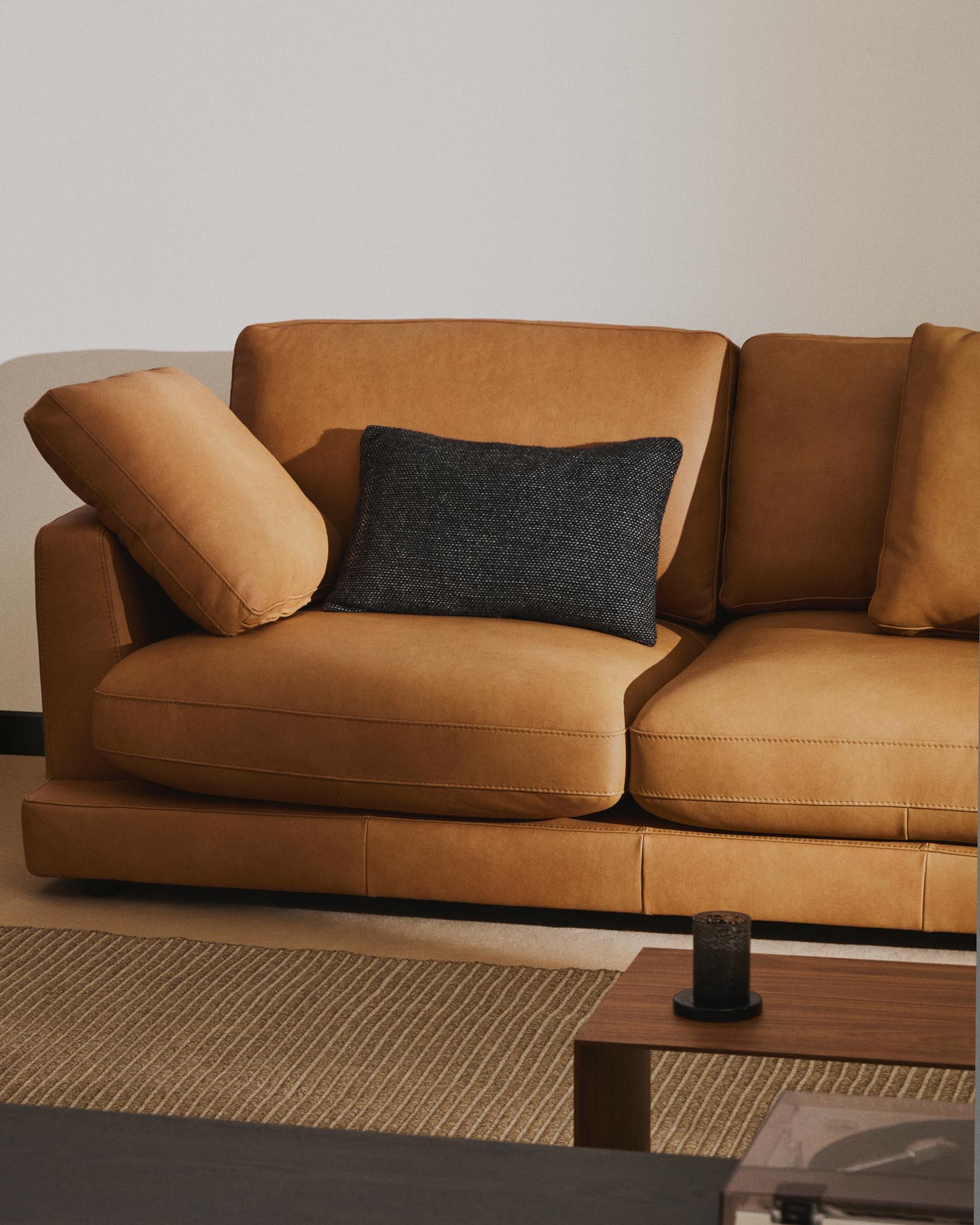 Stilvolles 3-Sitzer-Sofa Gala in edlem braunem Leder, 210 cm, perfekt für moderne und gemütliche Wohnambiente.