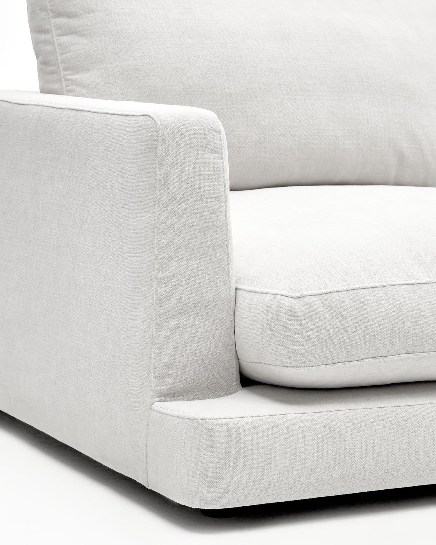 Erleben Sie das Gala 3-Sitzer-Sofa in strahlendem Weiss von Kave Home. Ideal für gesellige Abende, bietet es Komfort und zeitloses Design.