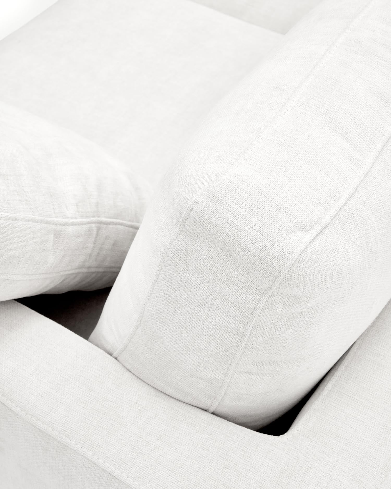 Erleben Sie das Gala 3-Sitzer-Sofa in strahlendem Weiss von Kave Home. Ideal für gesellige Abende, bietet es Komfort und zeitloses Design.