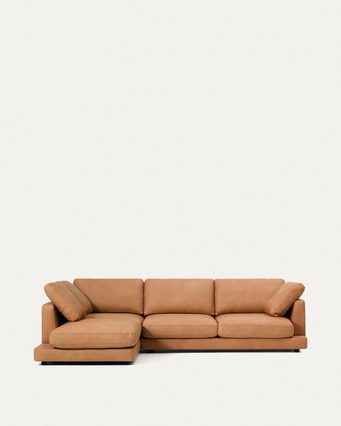 4-Sitzer-Sofa Gala mit Chaiselongue links in braunem Leder, 300 cm in Braun präsentiert im Onlineshop von KAQTU Design AG. 4er Sofa ist von Kave Home