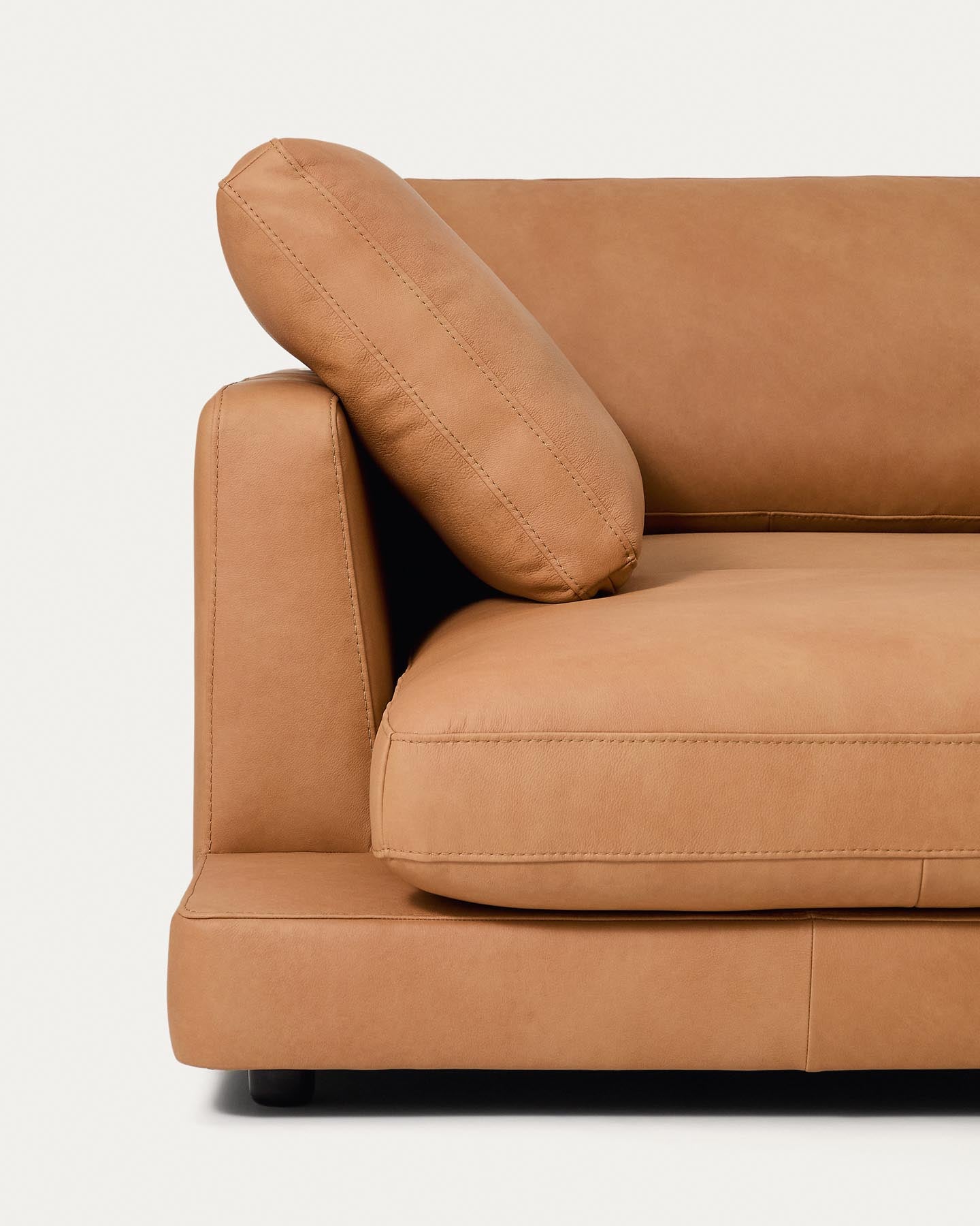 4-Sitzer-Sofa Gala mit Chaiselongue links in braunem Leder, 300 cm in Braun präsentiert im Onlineshop von KAQTU Design AG. 4er Sofa ist von Kave Home