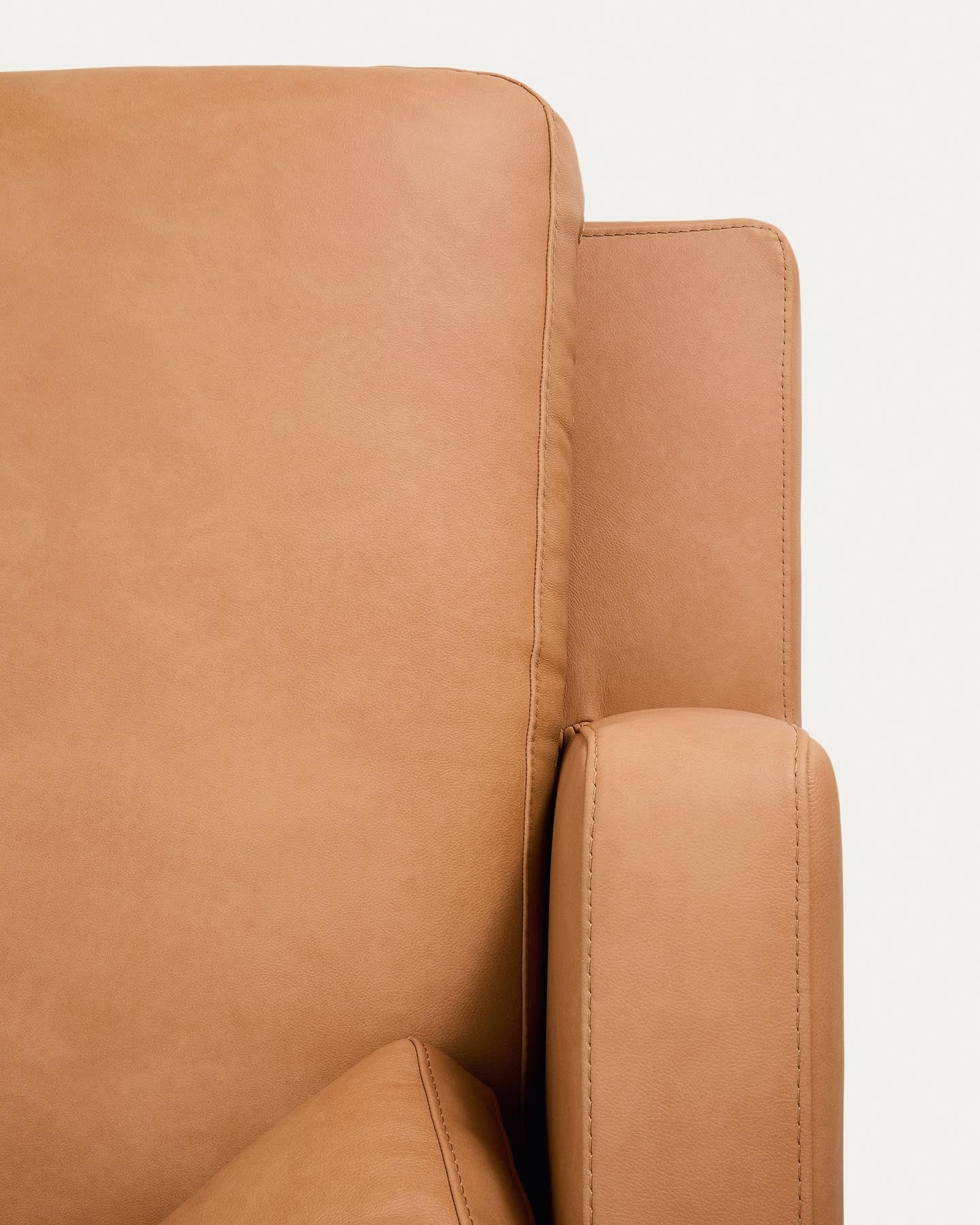 4-Sitzer-Sofa Gala mit Chaiselongue links in braunem Leder, 300 cm in Braun präsentiert im Onlineshop von KAQTU Design AG. 4er Sofa ist von Kave Home