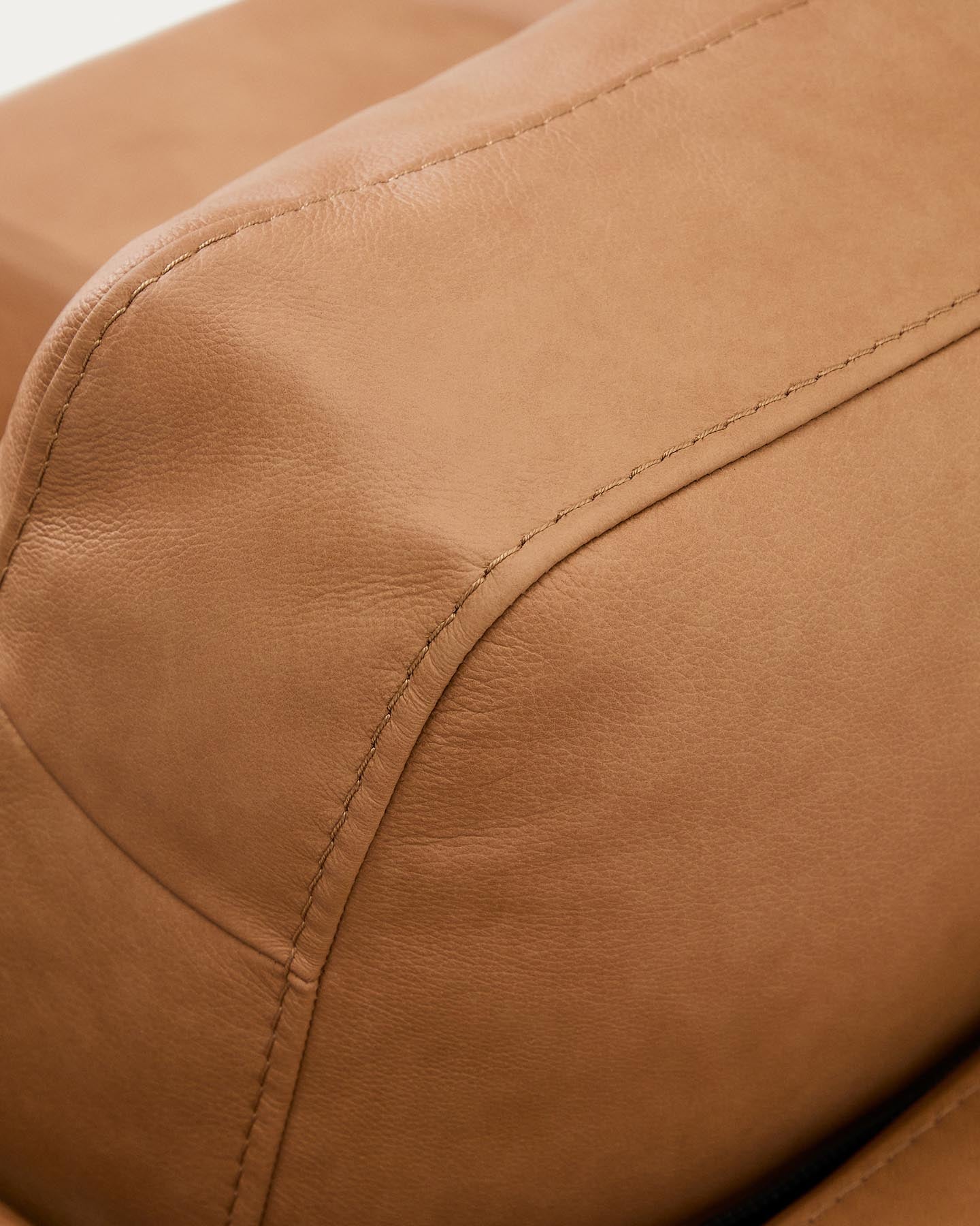 4-Sitzer-Sofa Gala mit Chaiselongue links in braunem Leder, 300 cm in Braun präsentiert im Onlineshop von KAQTU Design AG. 4er Sofa ist von Kave Home