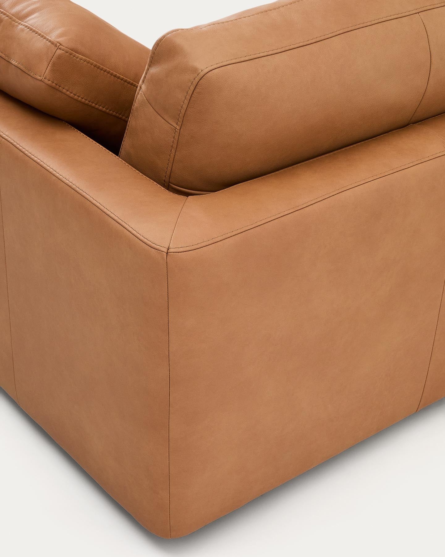 4-Sitzer-Sofa Gala mit Chaiselongue links in braunem Leder, 300 cm in Braun präsentiert im Onlineshop von KAQTU Design AG. 4er Sofa ist von Kave Home