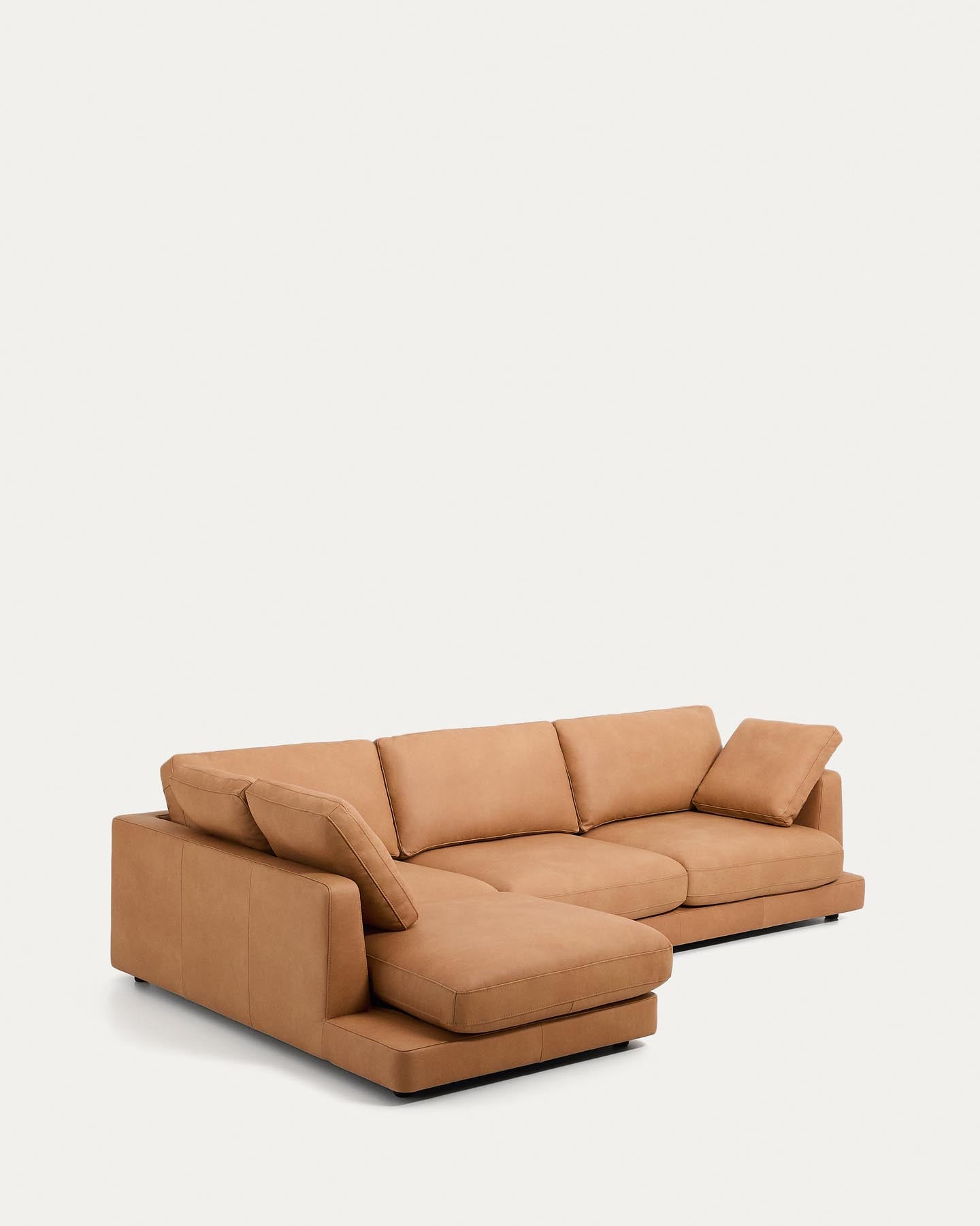 4-Sitzer-Sofa Gala mit Chaiselongue links in braunem Leder, 300 cm in Braun präsentiert im Onlineshop von KAQTU Design AG. 4er Sofa ist von Kave Home