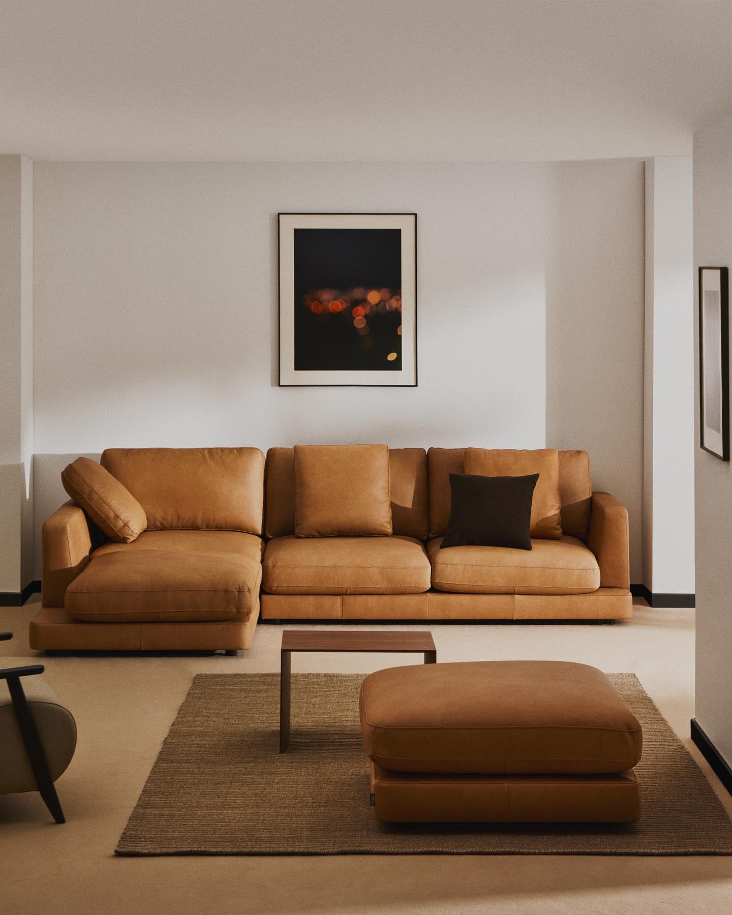 4-Sitzer-Sofa Gala mit Chaiselongue links in braunem Leder, 300 cm in Braun präsentiert im Onlineshop von KAQTU Design AG. 4er Sofa ist von Kave Home