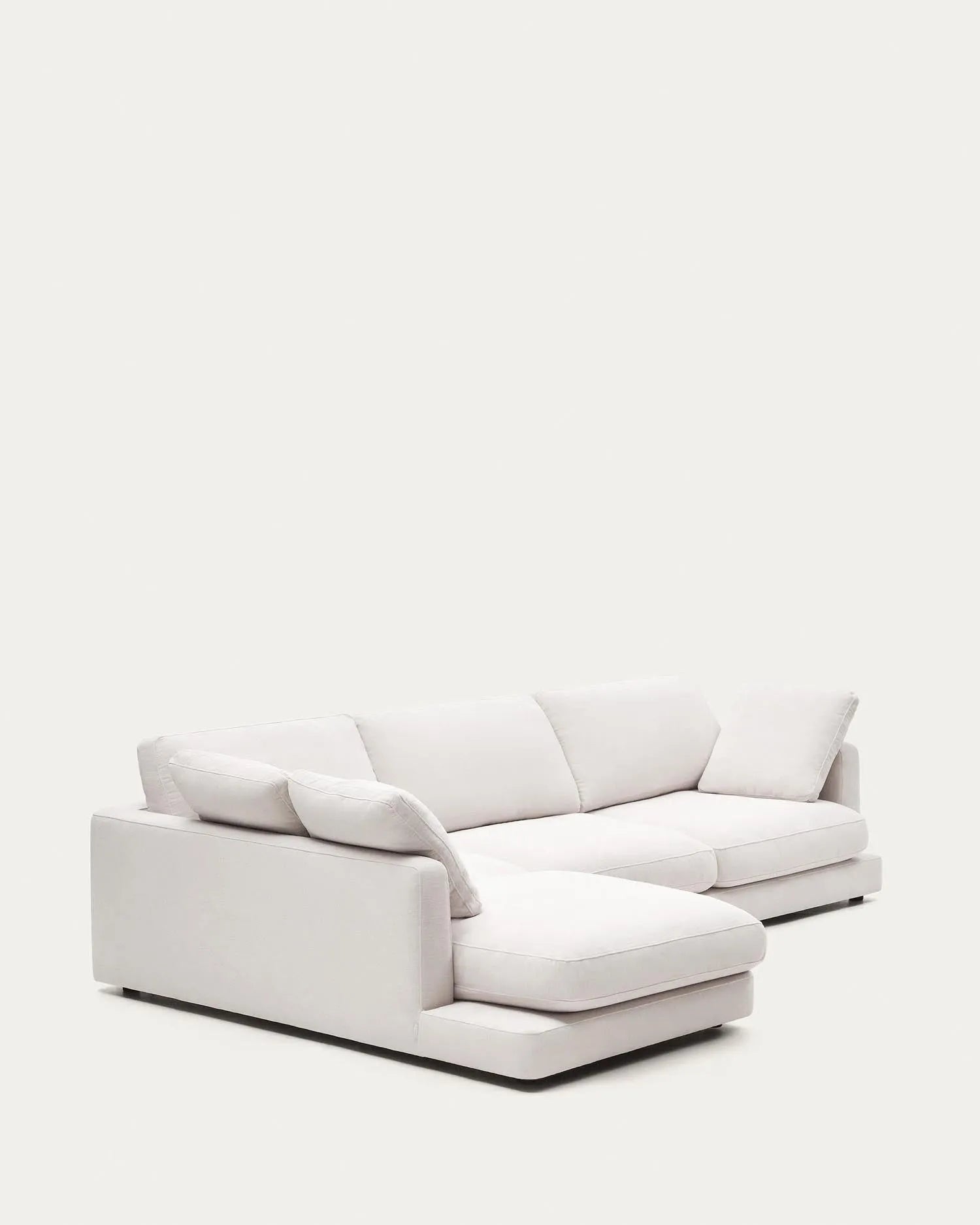 Das Gala 4-Sitzer-Sofa mit linker Chaiselongue in Weiß von Kave Home vereint modernes Design mit Komfort und Funktionalität.