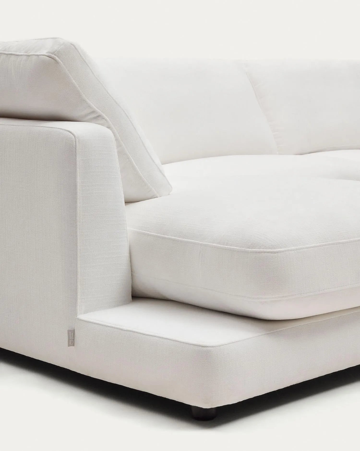 Das Gala 4-Sitzer-Sofa mit linker Chaiselongue in Weiß von Kave Home vereint modernes Design mit Komfort und Funktionalität.