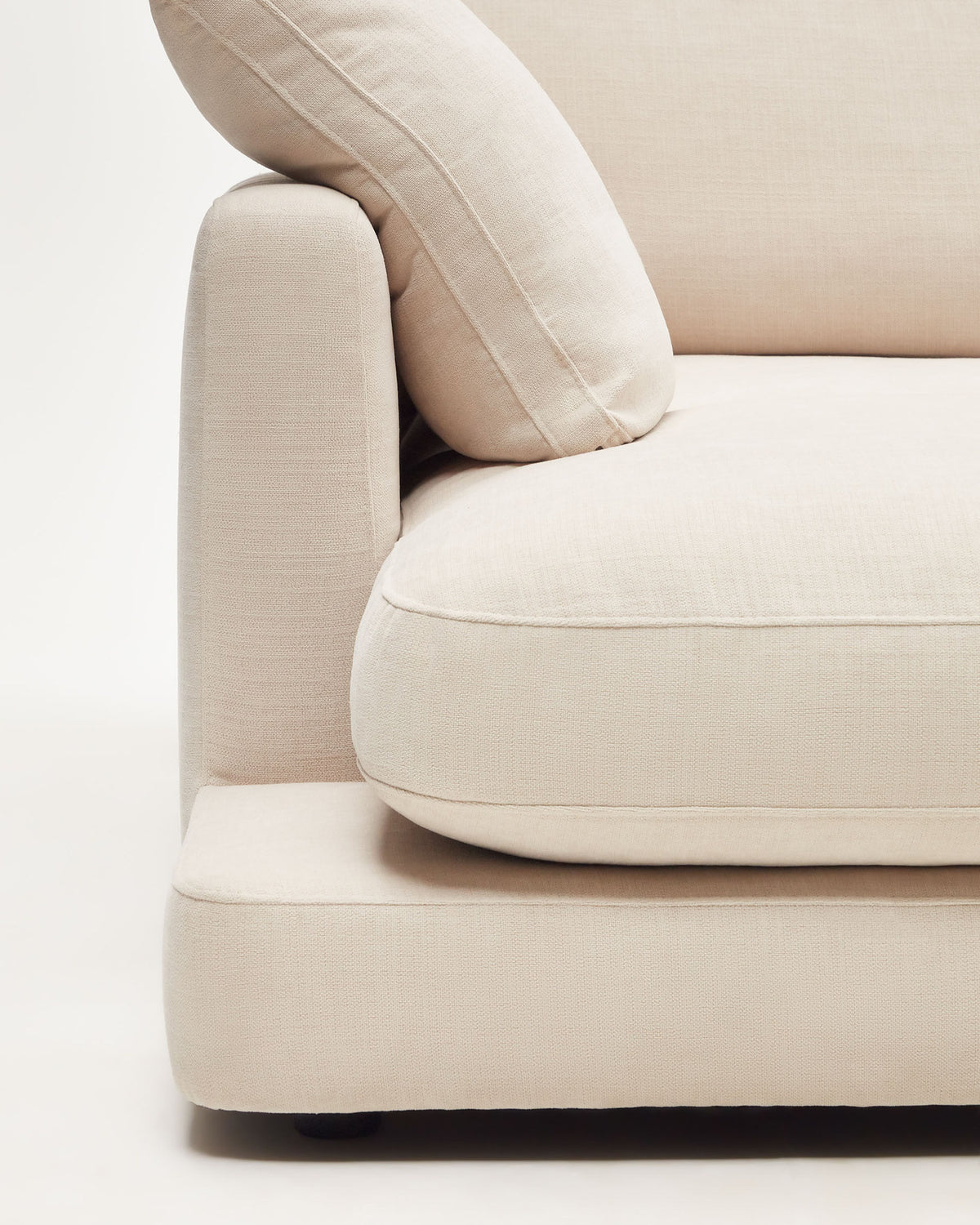 4-Sitzer-Sofa Gala mit beiger Chenille und Chaiselongue links FSC Mix Credit 300 cm in Beige präsentiert im Onlineshop von KAQTU Design AG. L-Sofa links ist von Kave Home