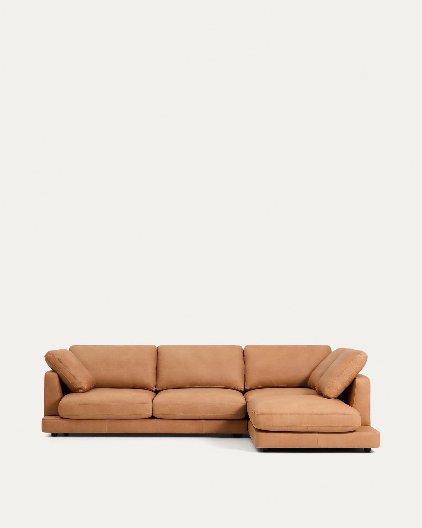 4-Sitzer-Sofa Gala mit Chaiselongue rechts in braunem Leder, 300 cm in Braun präsentiert im Onlineshop von KAQTU Design AG. 4er Sofa ist von Kave Home