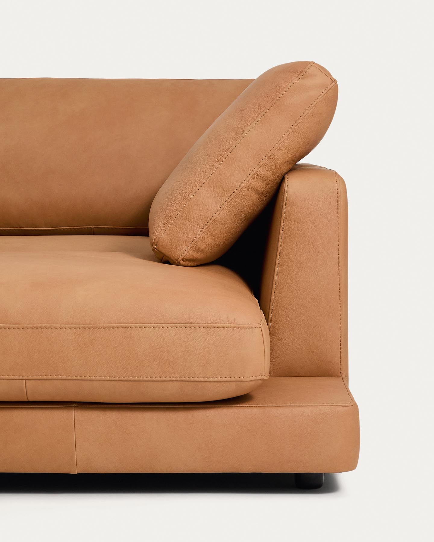 4-Sitzer-Sofa Gala mit Chaiselongue rechts in braunem Leder, 300 cm in Braun präsentiert im Onlineshop von KAQTU Design AG. 4er Sofa ist von Kave Home