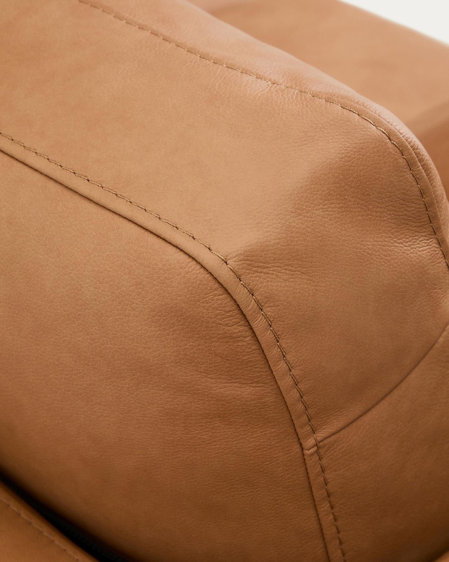 4-Sitzer-Sofa Gala mit Chaiselongue rechts in braunem Leder, 300 cm in Braun präsentiert im Onlineshop von KAQTU Design AG. 4er Sofa ist von Kave Home