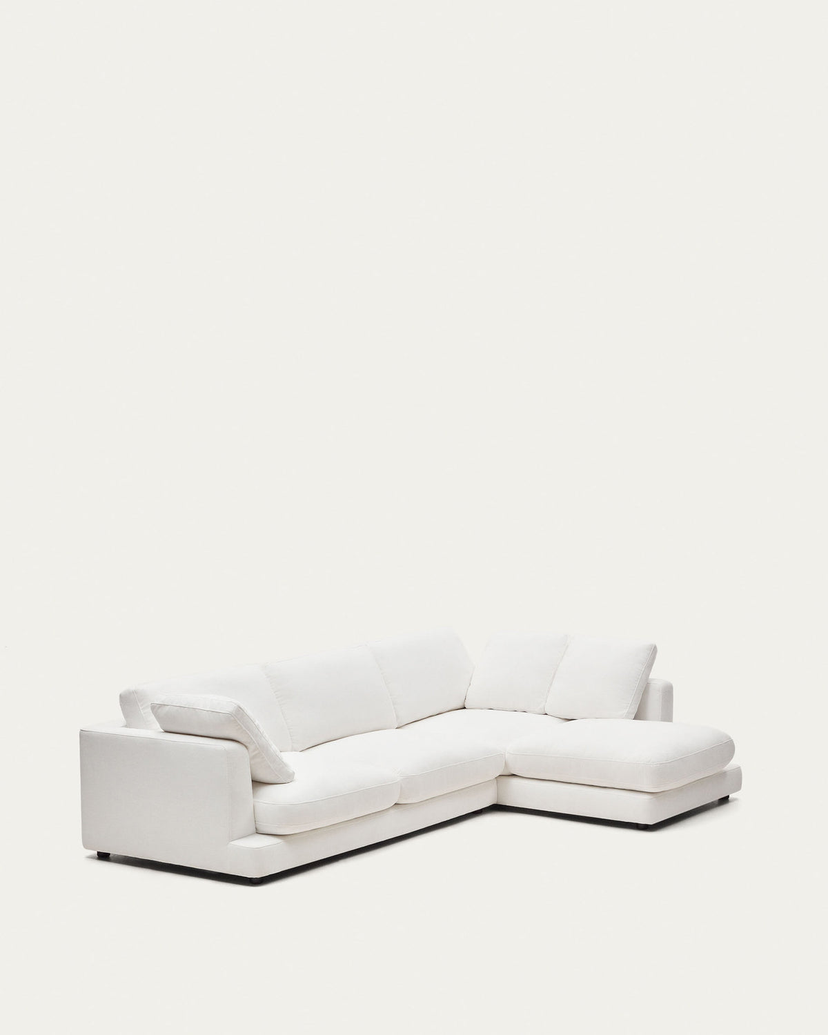 4-Sitzer-Sofa Gala mit weisser Chenille und Chaiselongue rechts FSC Mix Credit 300 cm in Weiss präsentiert im Onlineshop von KAQTU Design AG. 4er Sofa ist von Kave Home